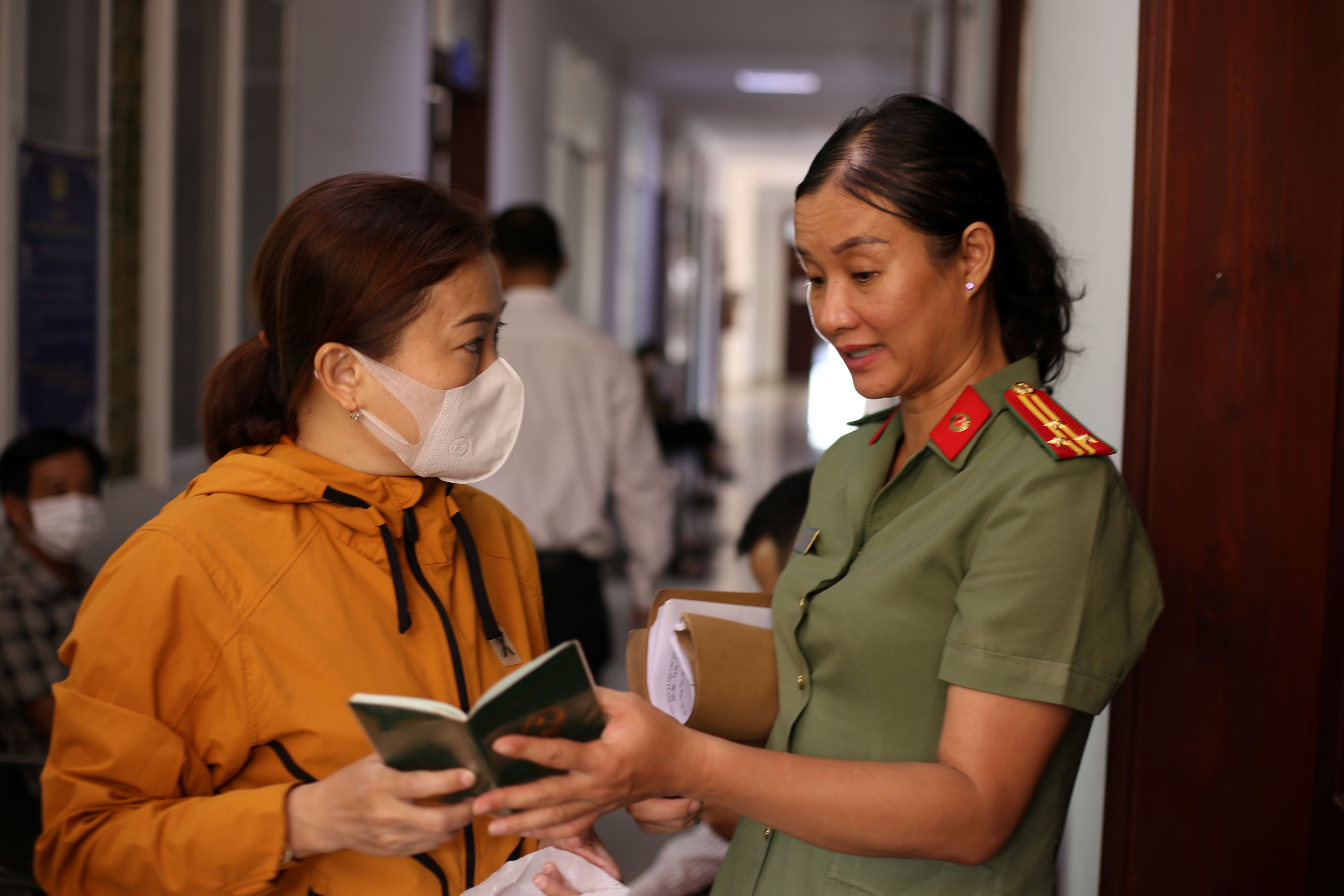 “Với phương châm “làm hết hồ sơ chứ không hết giờ” và đảm bảo tất cả khi người dân đến PA08 đều nộp được hồ sơ. Không có trường hợp người dân nào phải đi về và đến ngày hôm sau nộp hồ sơ”, đại tá Nguyễn Thị Hoàng Yến, Phó trưởng Phòng PA08 – Công an tỉnh, thông tin.