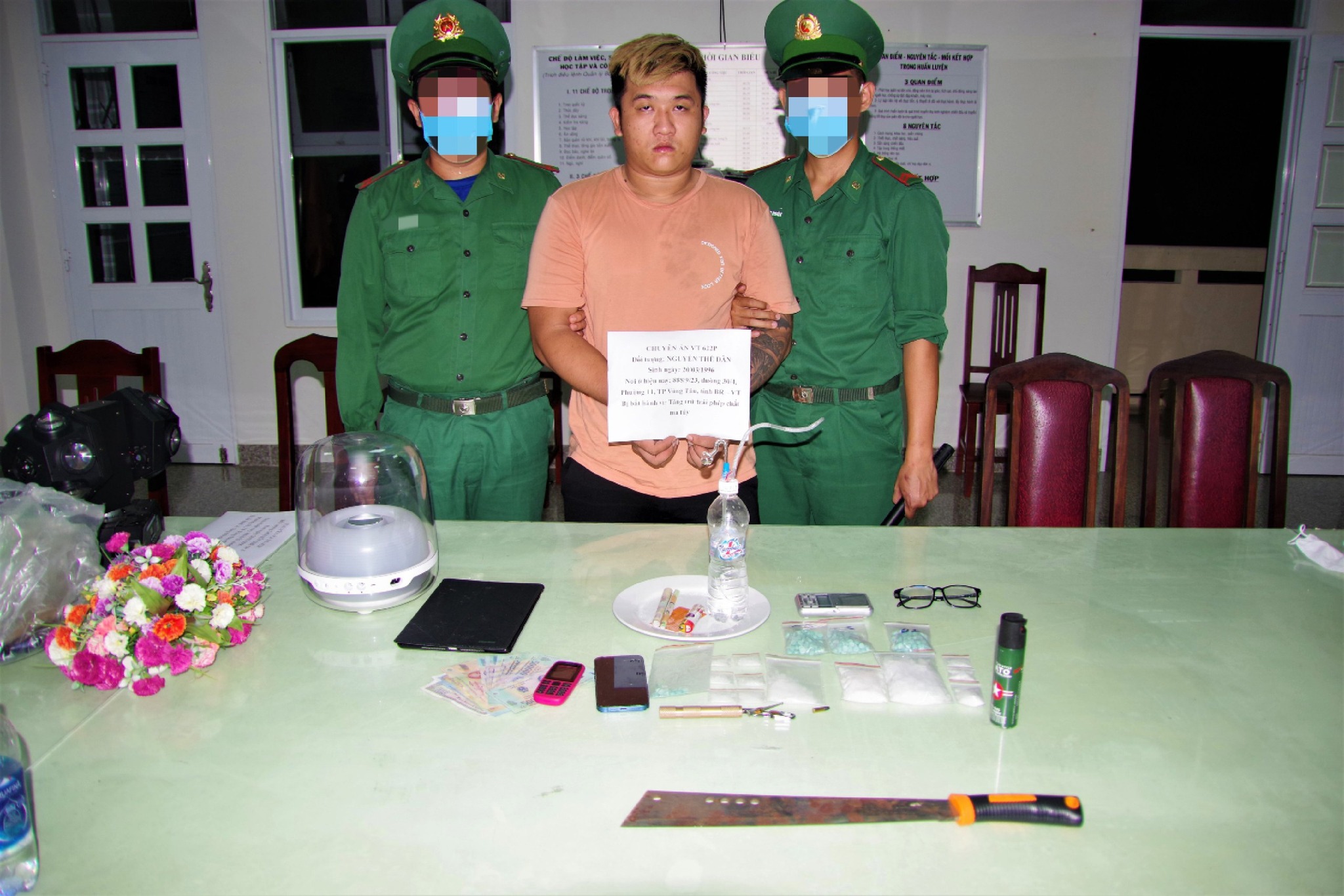 Nguyễn Thế Dân và tang vật tại cơ quan điều tra.