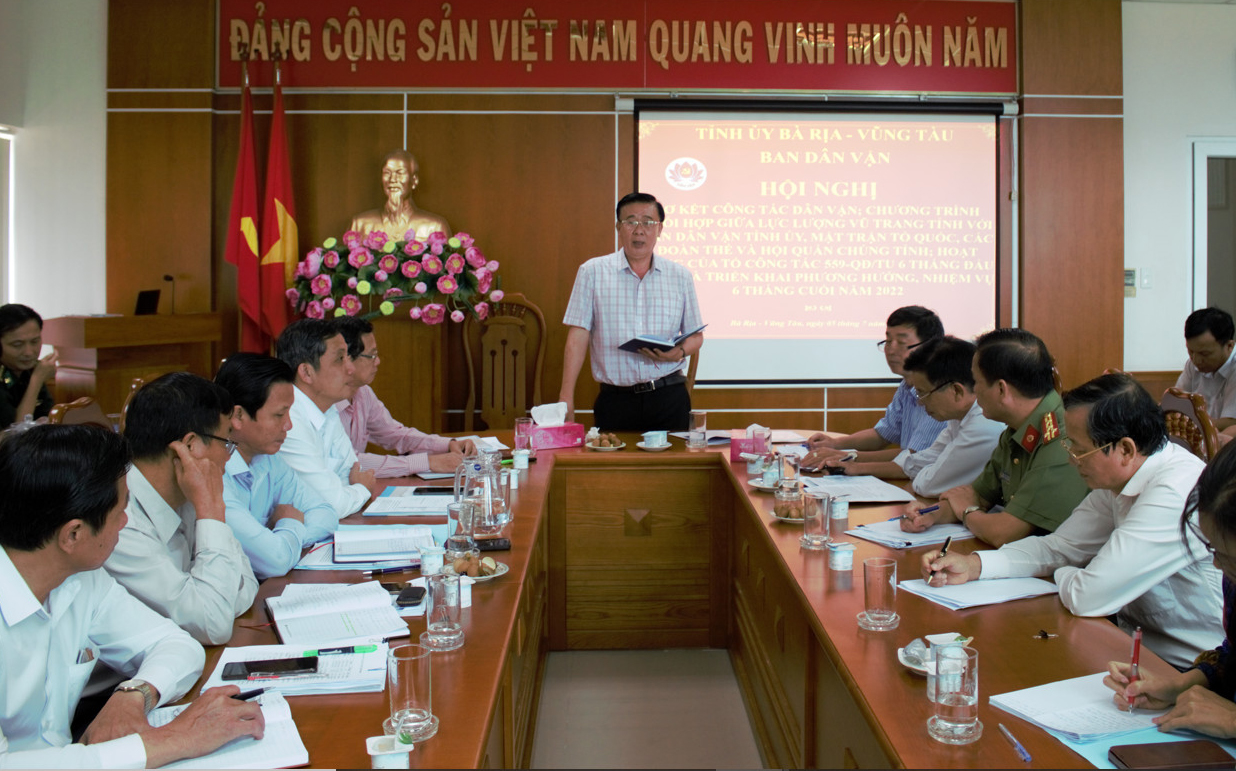 Ông Huỳnh Văn Danh, Ủy viên Ban Thường vụ, Trưởng Ban Dân vận Tỉnh ủy phát biểu tại hội nghị.