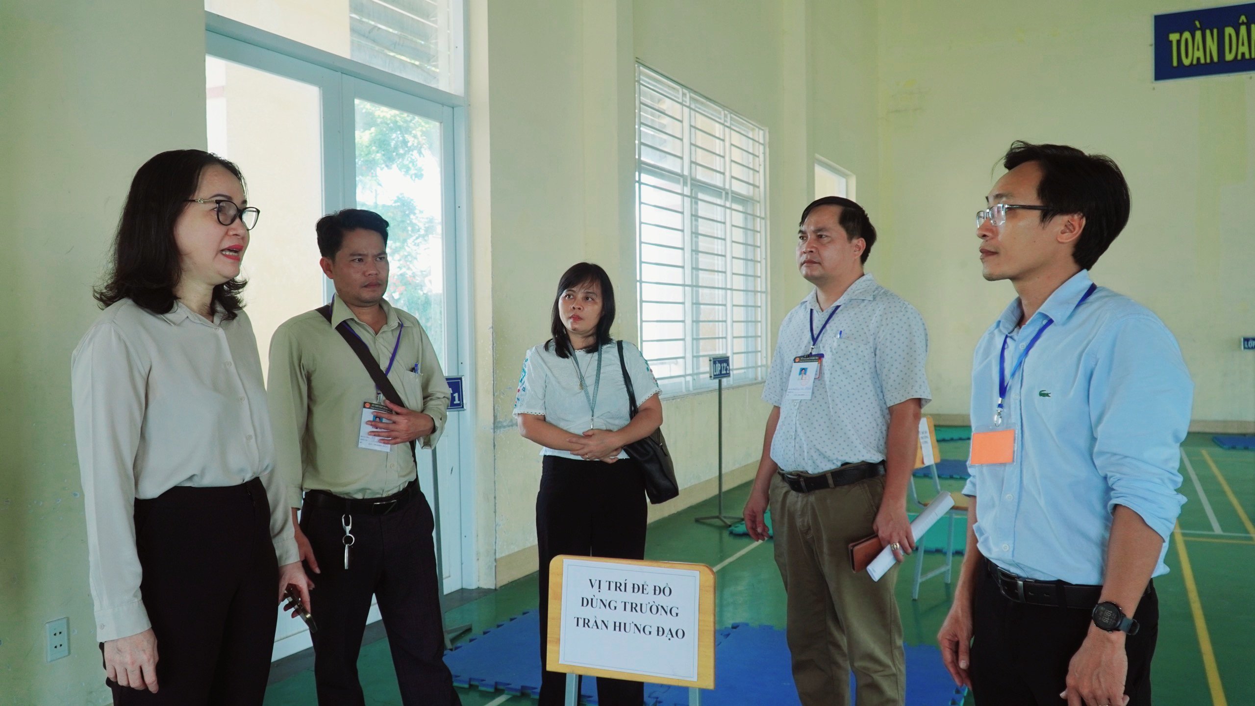 Bà Trần Thị Ngọc Châu (ngoài cùng bên trái), Giám đốc Sở GD-ĐT kiểm tra khu vực bảo quản đồ dùng cho thí sinh tại điểm thi THPT Trần Hưng Đạo ( TX. Phú Mỹ). 