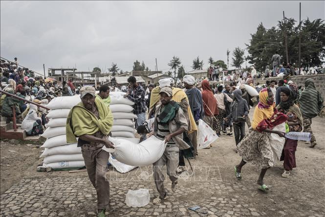 Người dân chuyển bột mì cứu trợ của WFP tại Debark, Ethiopia, ngày 15/9/2021.