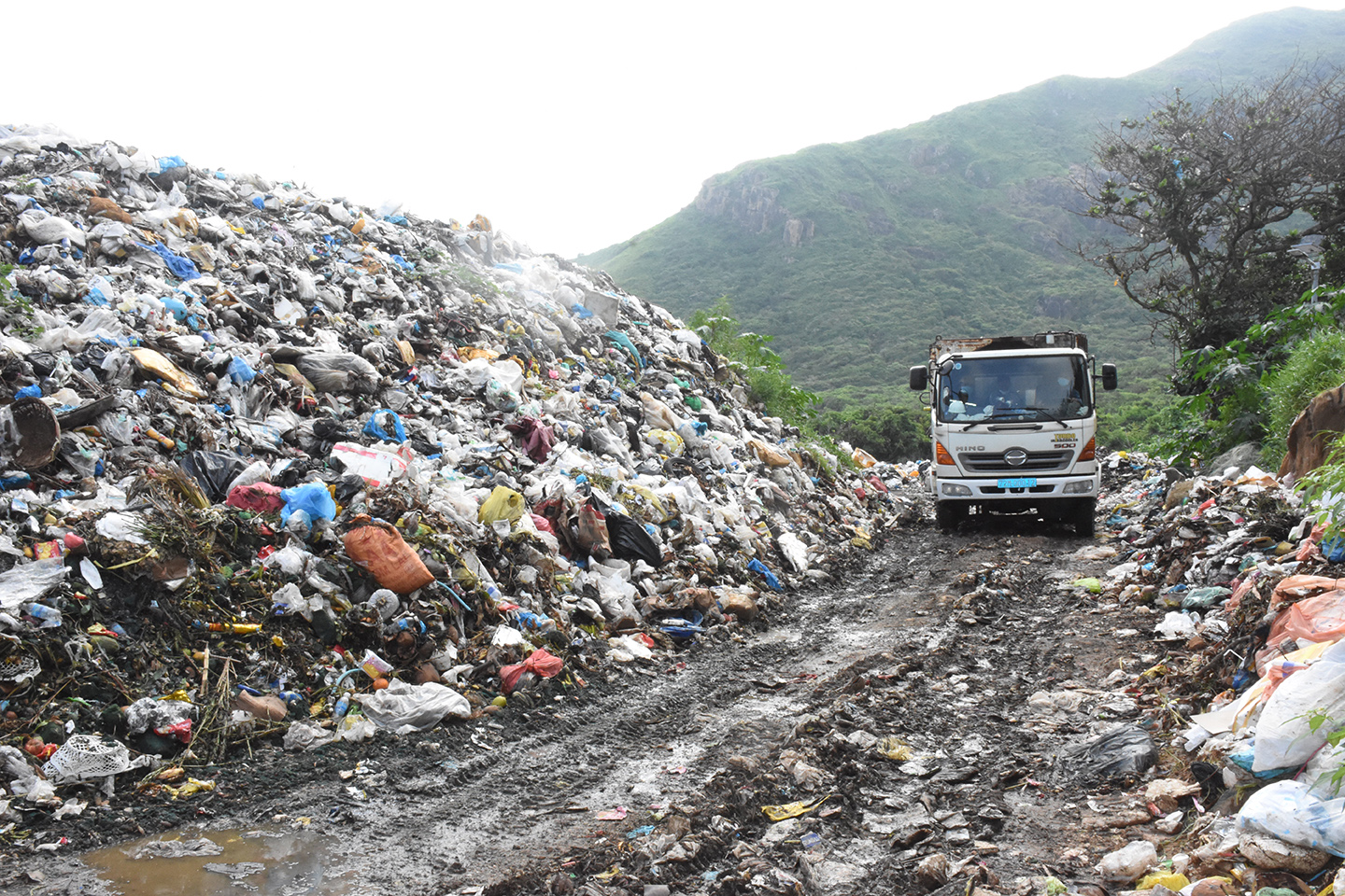 Rác thải tồn đọng tại khu vực Bãi Nhát đã chất cao thành “núi”.