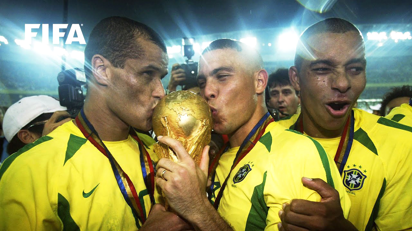 Rivaldo, Ronaldo và Silva (từ trái qua) bên Cúp vàng thế giới 2002.