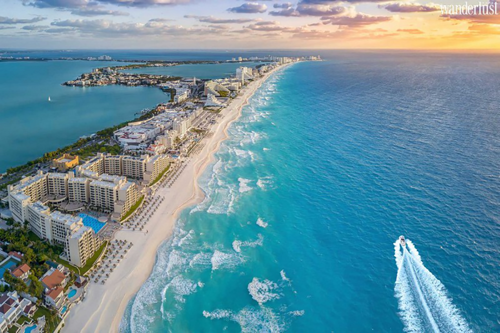 Cancún nổi tiếng với bãi biển cát trắng chạy dài, nước biển xanh ngọc bích trong vắt.