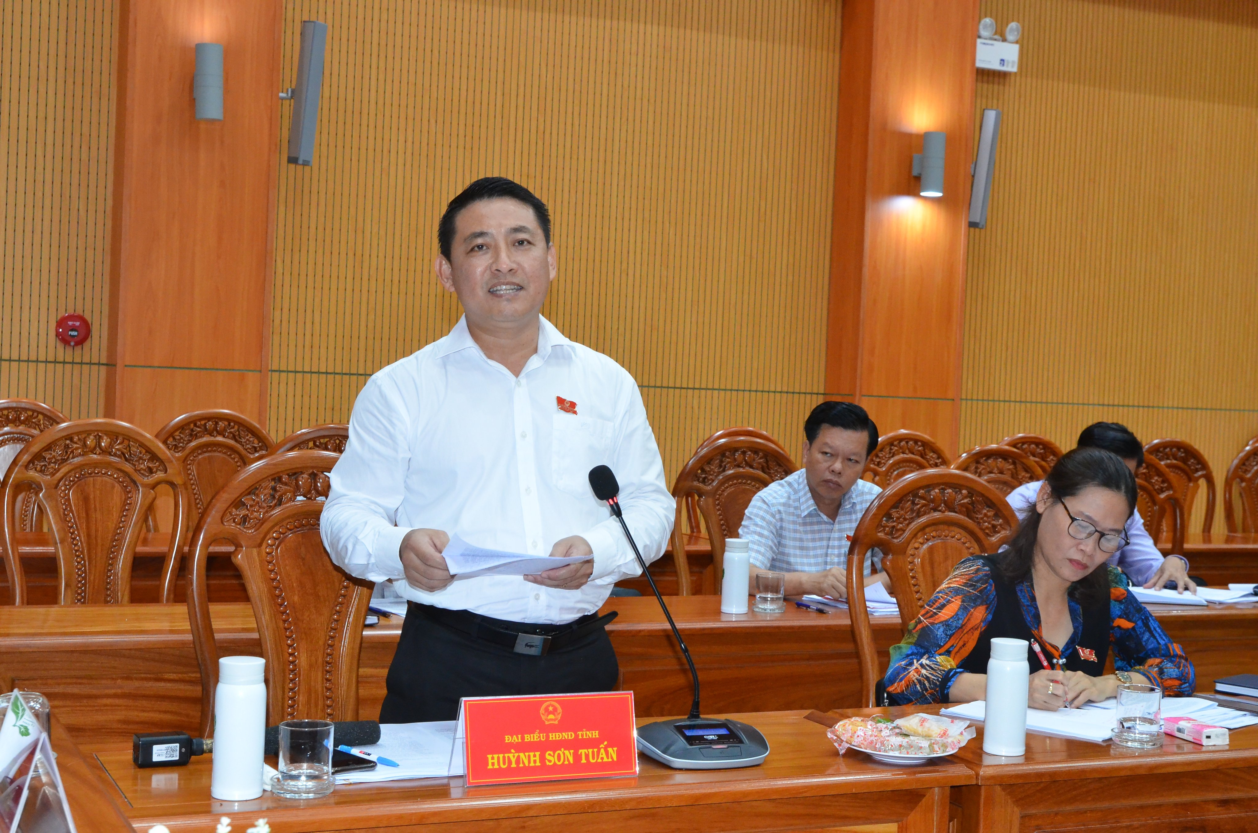 Đại biểu Huỳnh Sơn Tuấn, Chủ tịch LĐLĐ tỉnh đề nghị cần tăng cường định hướng, phân luồng và đào tạo nghề cho HS, SV. Ảnh: CẨM NHUNG