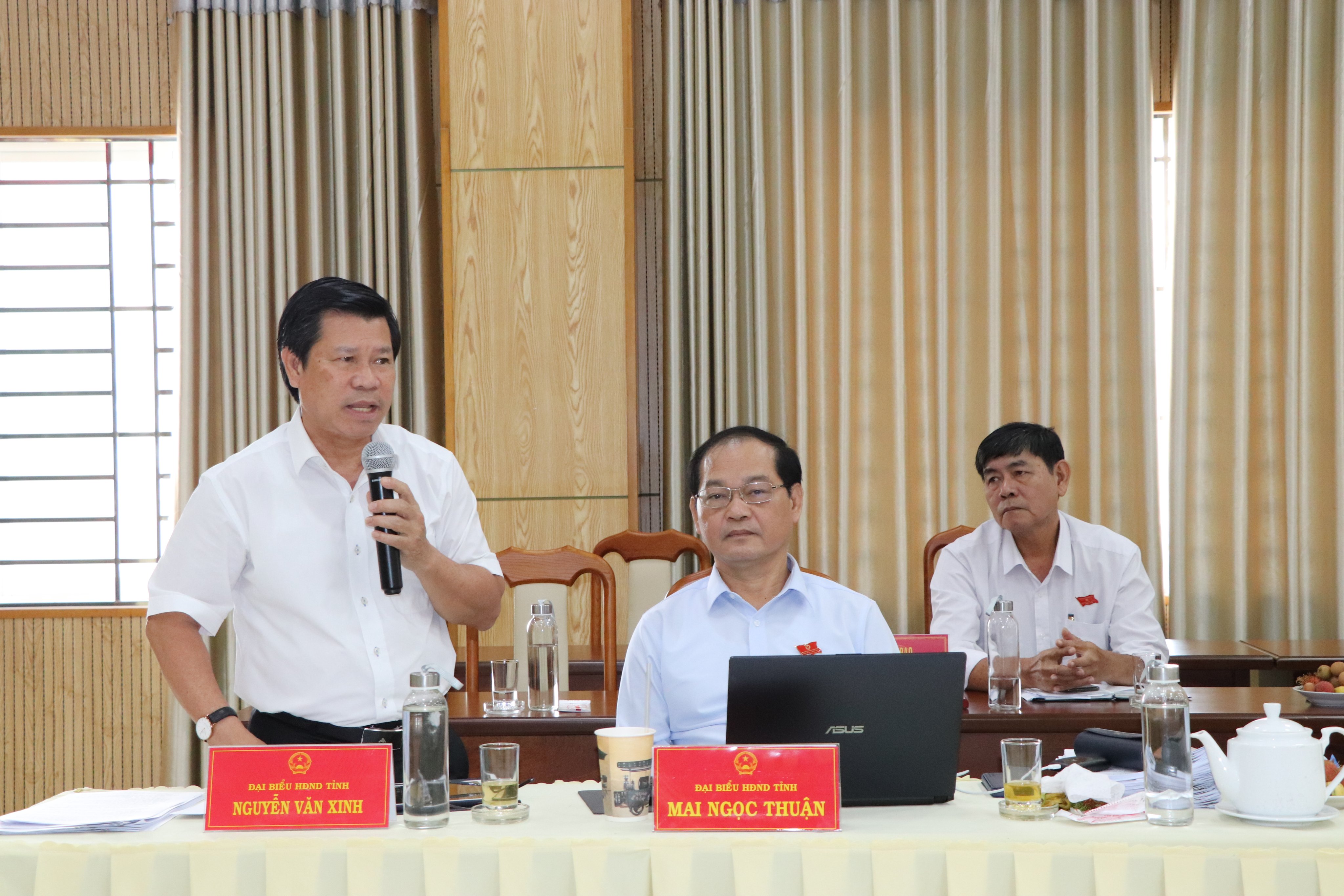Đại biểu Nguyễn Văn Xinh, Ủy viên Ban Thường vụ Tỉnh ủy, Trưởng Ban Tuyên giáo Tỉnh ủy đề nghị các địa phương cần quan tâm hơn nữa hoạt động các Trung tâm Văn hóa học tập cộng đồng các xã.
