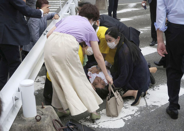Hiện trường ông Abe Shinzo bị bắn. Ảnh: Kyodo/Reuters.