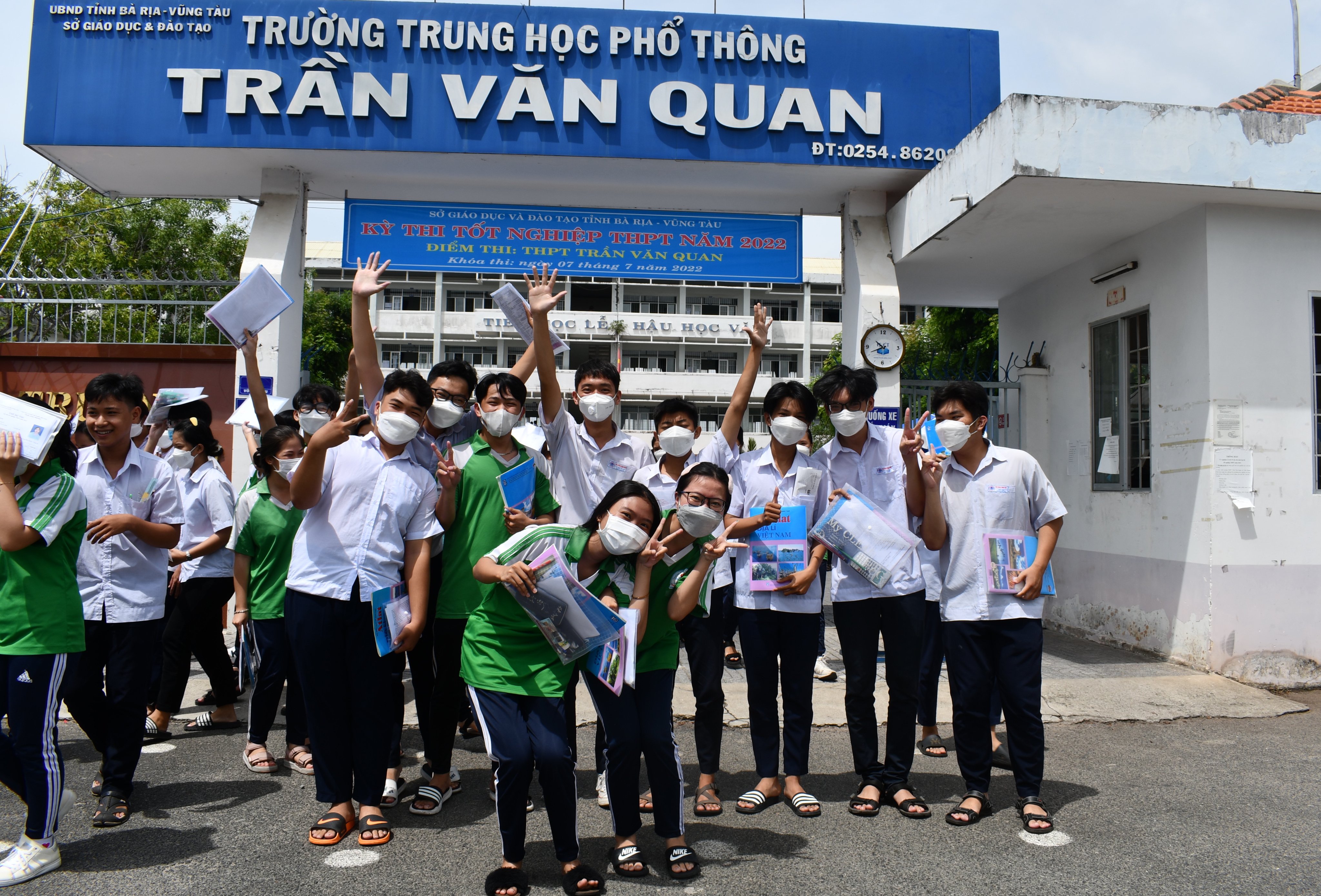 Thí sinh tại điểm thi THPT Trần Văn Quan phấn khởi hoàn thành bài thi KHTN, KHXH. Ảnh: HUYỀN TRANG