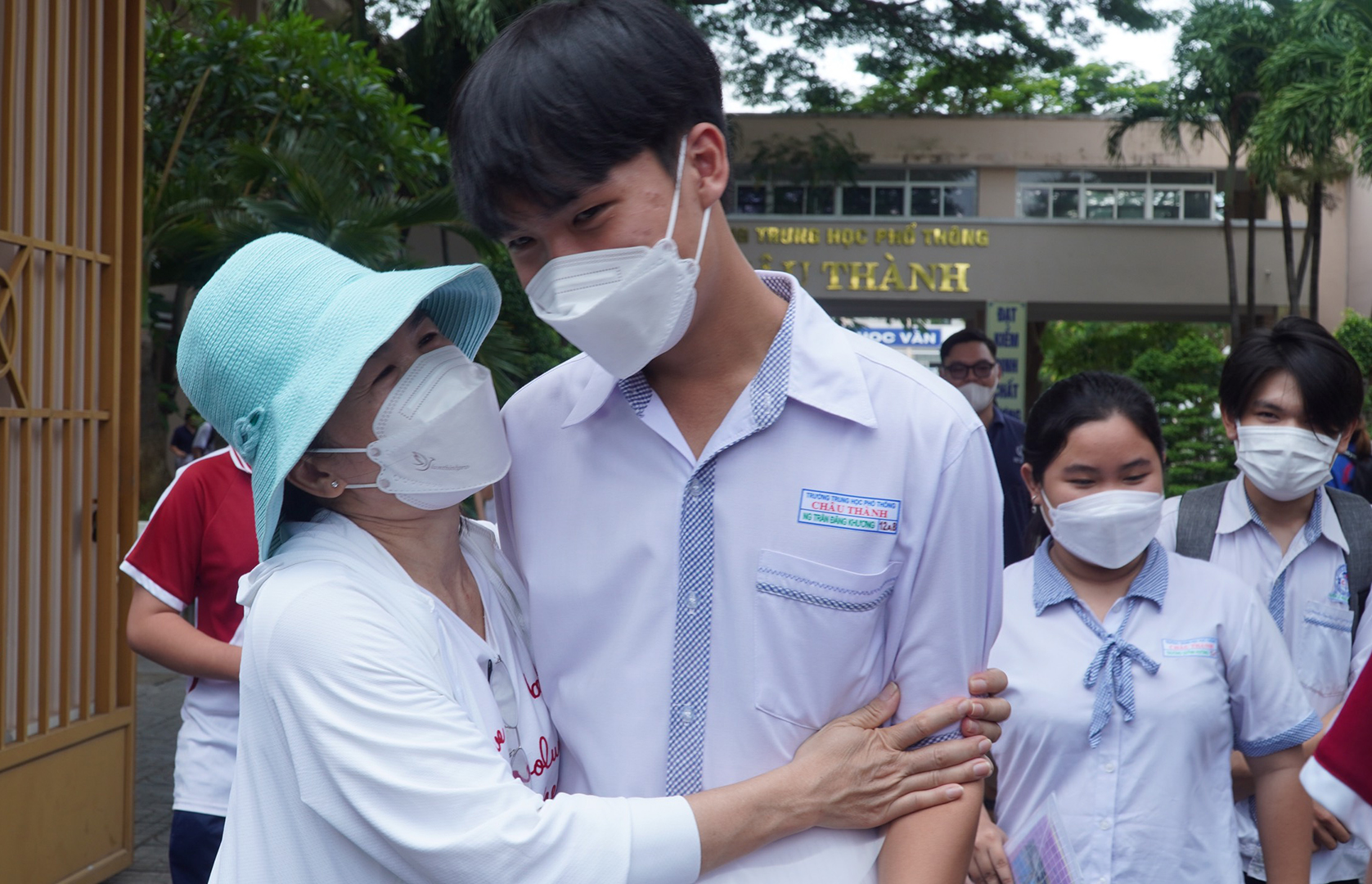 Một phụ huynh tại trường THPT Châu Thành (TP.Bà Rịa) mừng rỡ ôm chầm lấy con khi vừa kết thúc môn thi sáng nay. Ảnh: ĐẠI HẢI