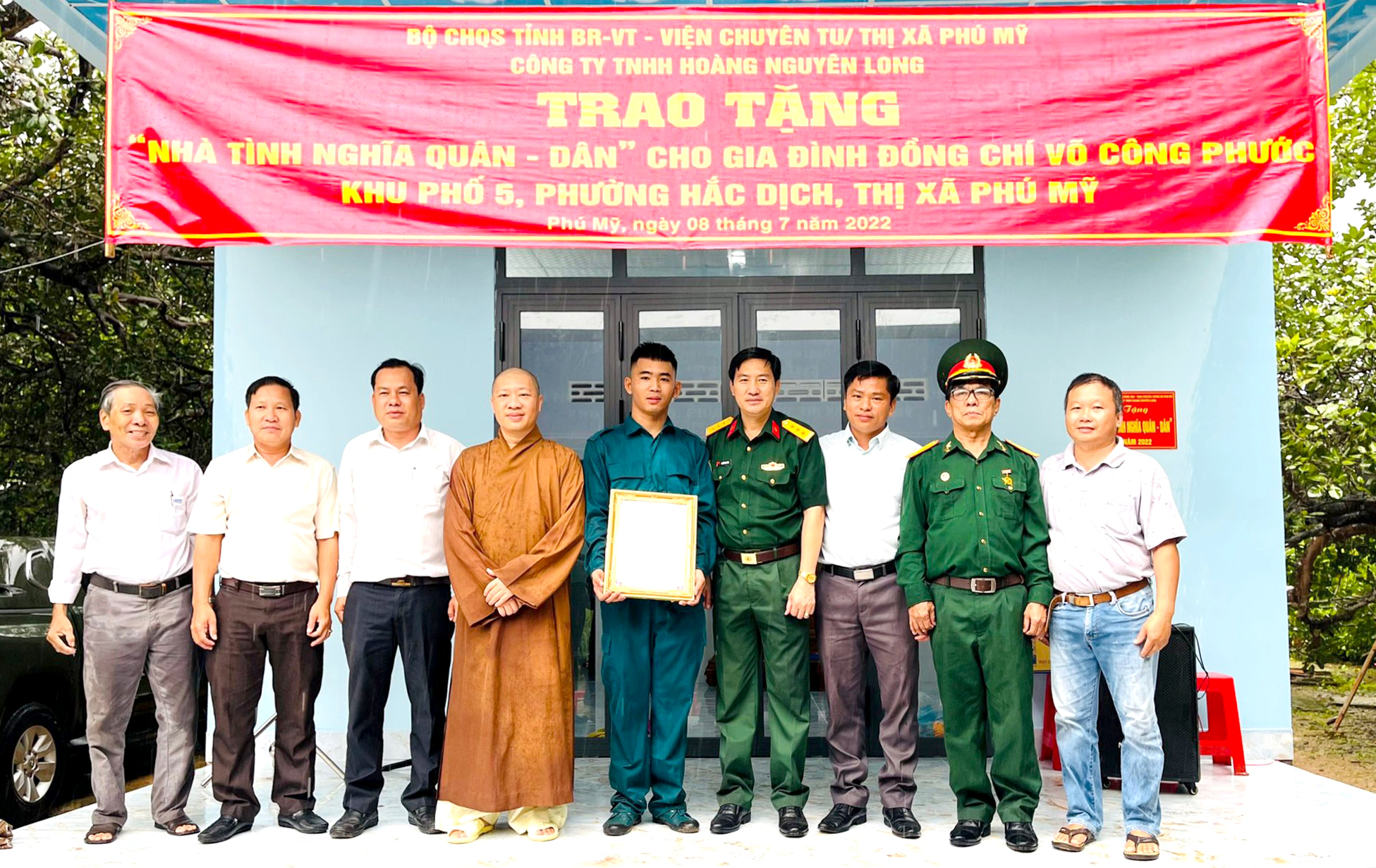Đại diện Bộ CHQS tỉnh và Viện Chuyên tu TX. Phú Mỹ trao Quyết định bàn giao “Nhà tình nghĩa quân - dân” cho gia đình ông Võ Công Phước.