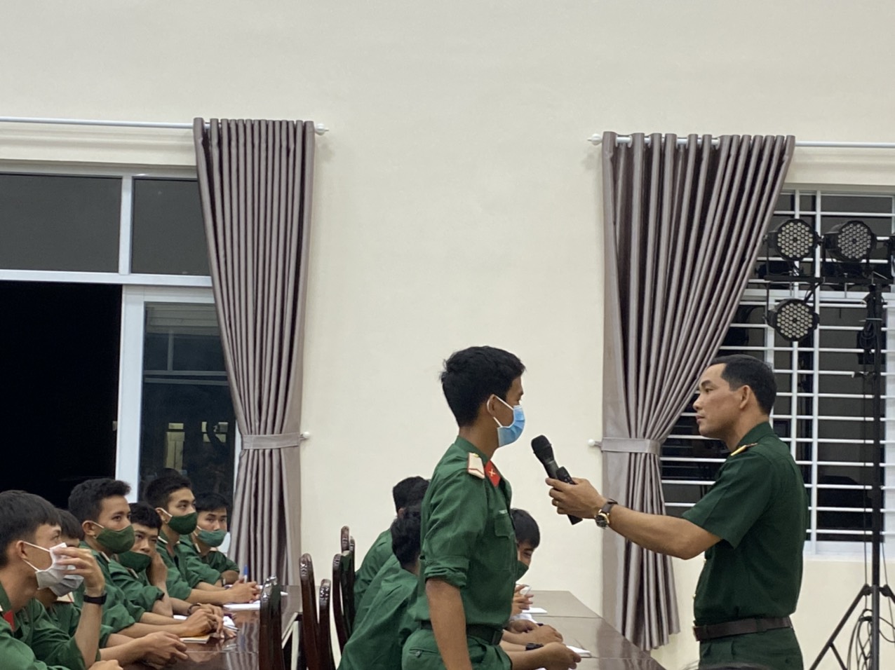Thiếu tá Bùi Lâm Triều giao lưu với chiến sĩ trẻ trong một buổi nói chuyện chuyên đề về chính trị.