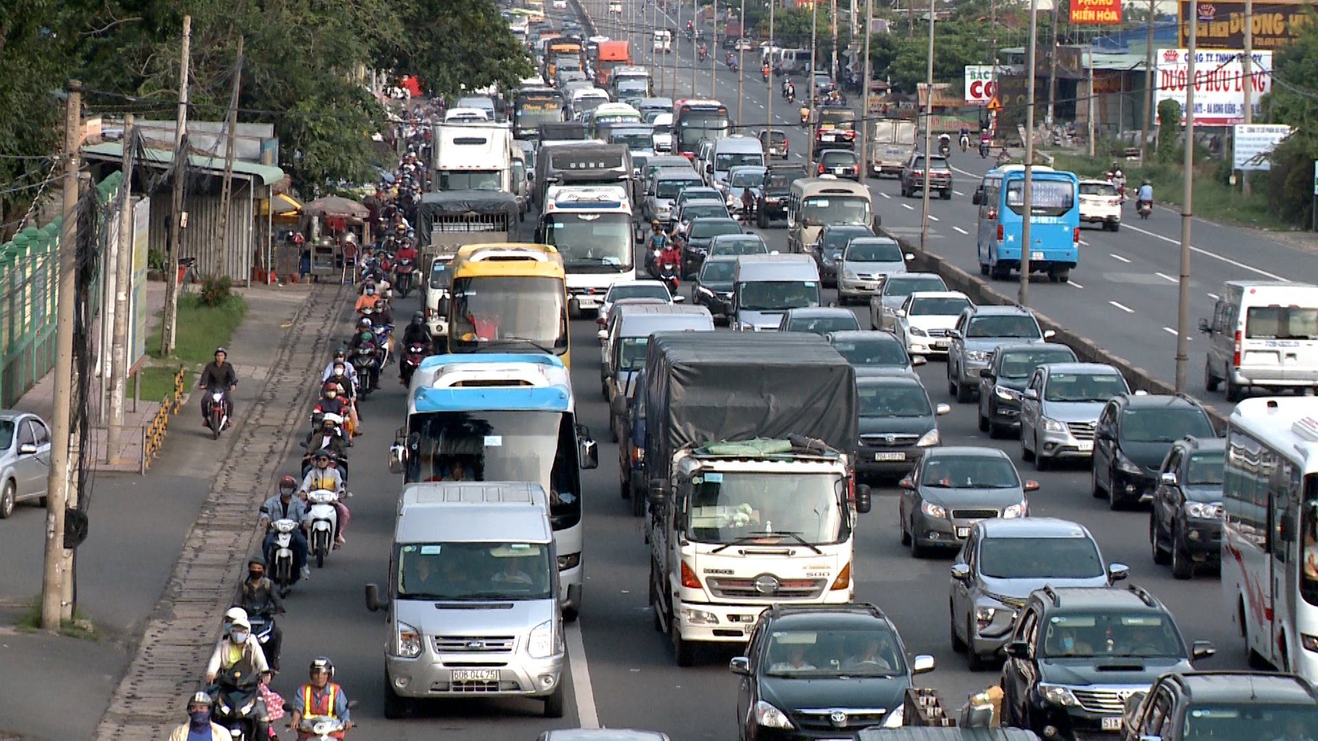 Việt Nam cần tập trung đầu tư hạ tầng kết nối vùng Đông Nam Bộ. Trong ảnh: Quốc lộ 51 đã quá chật chội, thường xuyên kẹt xe.