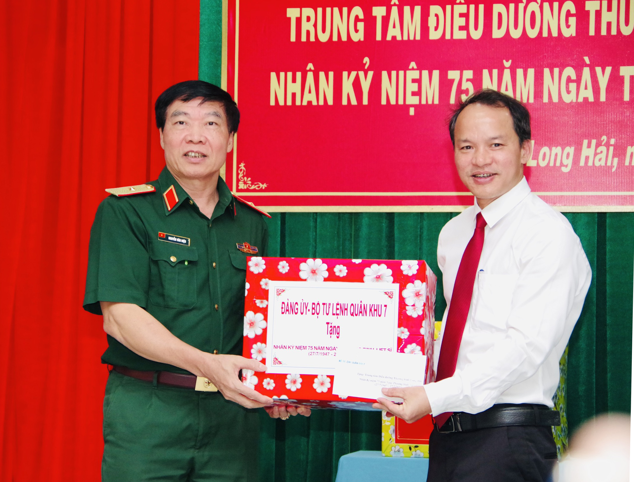 Đại diện Đảng ủy, Bộ Tư lệnh Quân khu 7 tặng quà cho Trung tâm điều dưỡng thương binh và người có công Long Đất. 