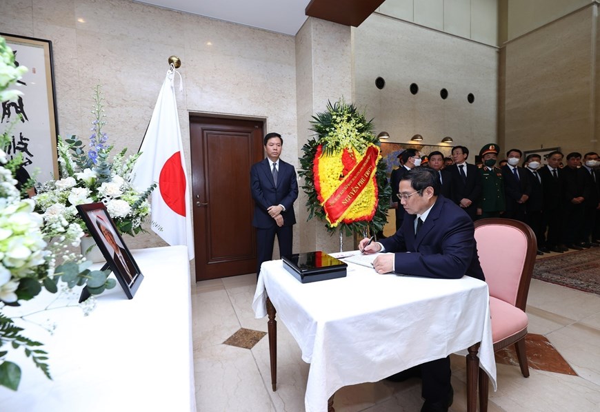 Thủ tướng Chính phủ Phạm Minh Chính ghi sổ tang tưởng niệm cố Thủ tướng Nhật Bản Abe Shinzo.