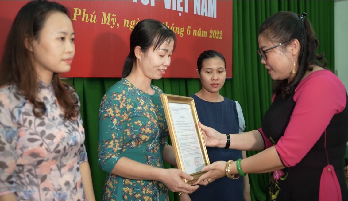 Bà Lương Thị Lệ Hằng, Bí thư Đảng ủy Khối Cơ quan và DN tỉnh trao quyết định thành lập Chi bộ Công ty TNHH E-TOP Việt Nam (KCN Phú Mỹ 1, TX.Phú Mỹ).