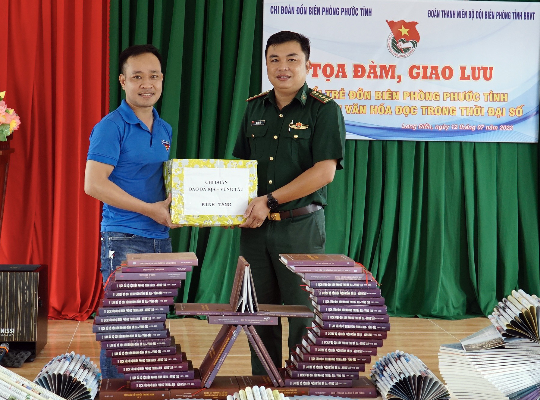 Anh Đoàn Minh Nhân (trái), Bí thư Chi Đoàn Báo Bà Rịa-Vũng Tàu tặng sách cho Chi đoàn Đồn Biên phòng Phước Tỉnh.