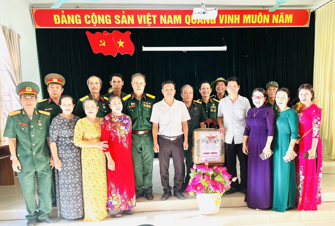 Ban Liên lạc CCB Mặt trận Vị Xuyên-Hà Tuyên tại tỉnh Bà Rịa-Vũng Tàu trao tặng 190 lá cờ Tổ quốc cho UBND xã Thanh Thủy, huyện Vị Xuyên, tỉnh Hà Giang.
