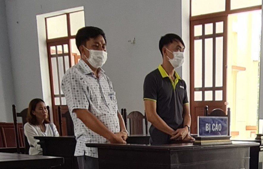 Tống Văn Thế (áo trắng) và Bùi Hoài Bảo lãnh án tù vì sản xuất rượu Chivas giả.