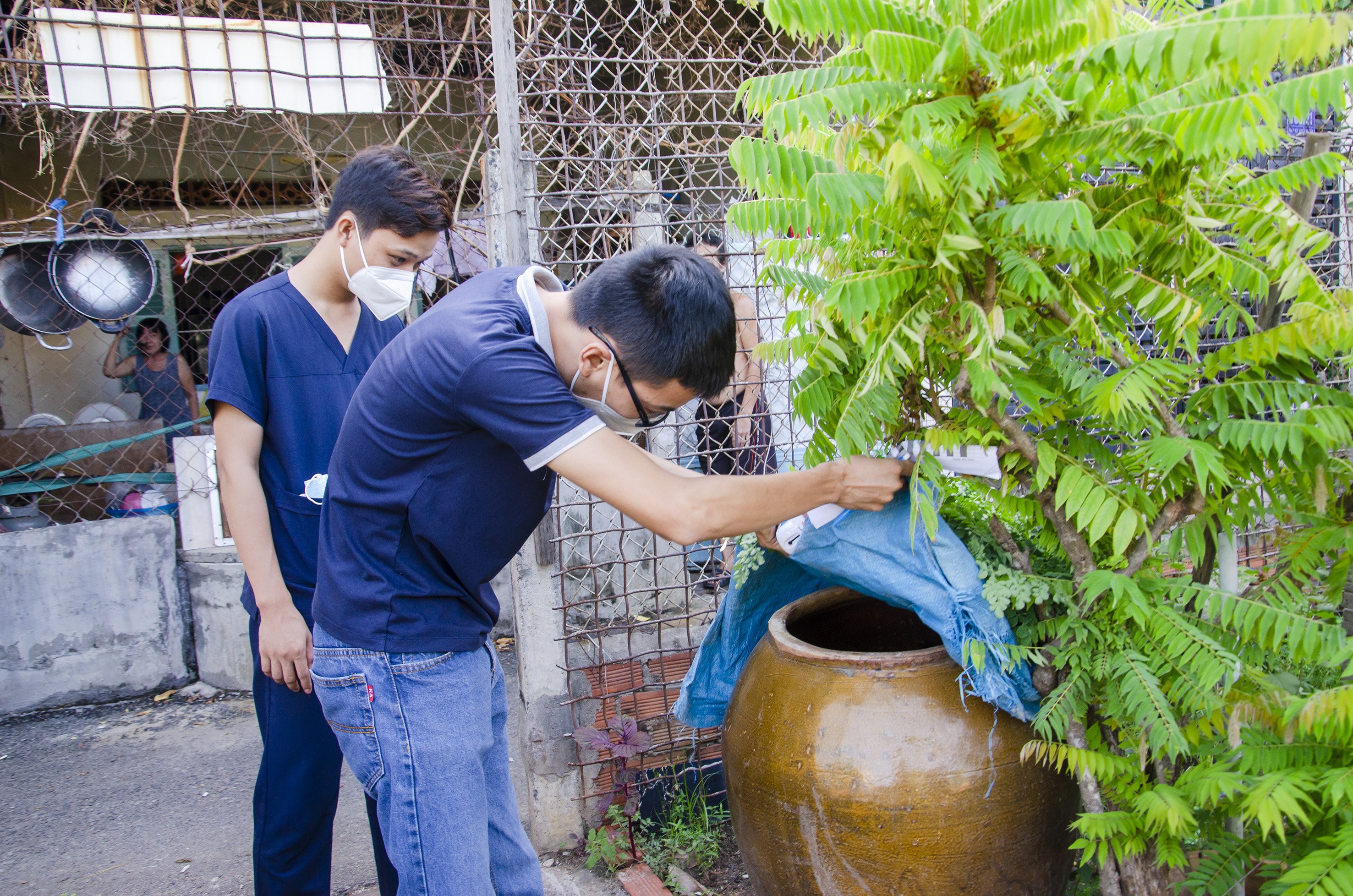 Nhân viên y tế kiểm tra công tác phòng, chống SXH tại 1 hộ dân trên địa bàn TP.Vũng Tàu