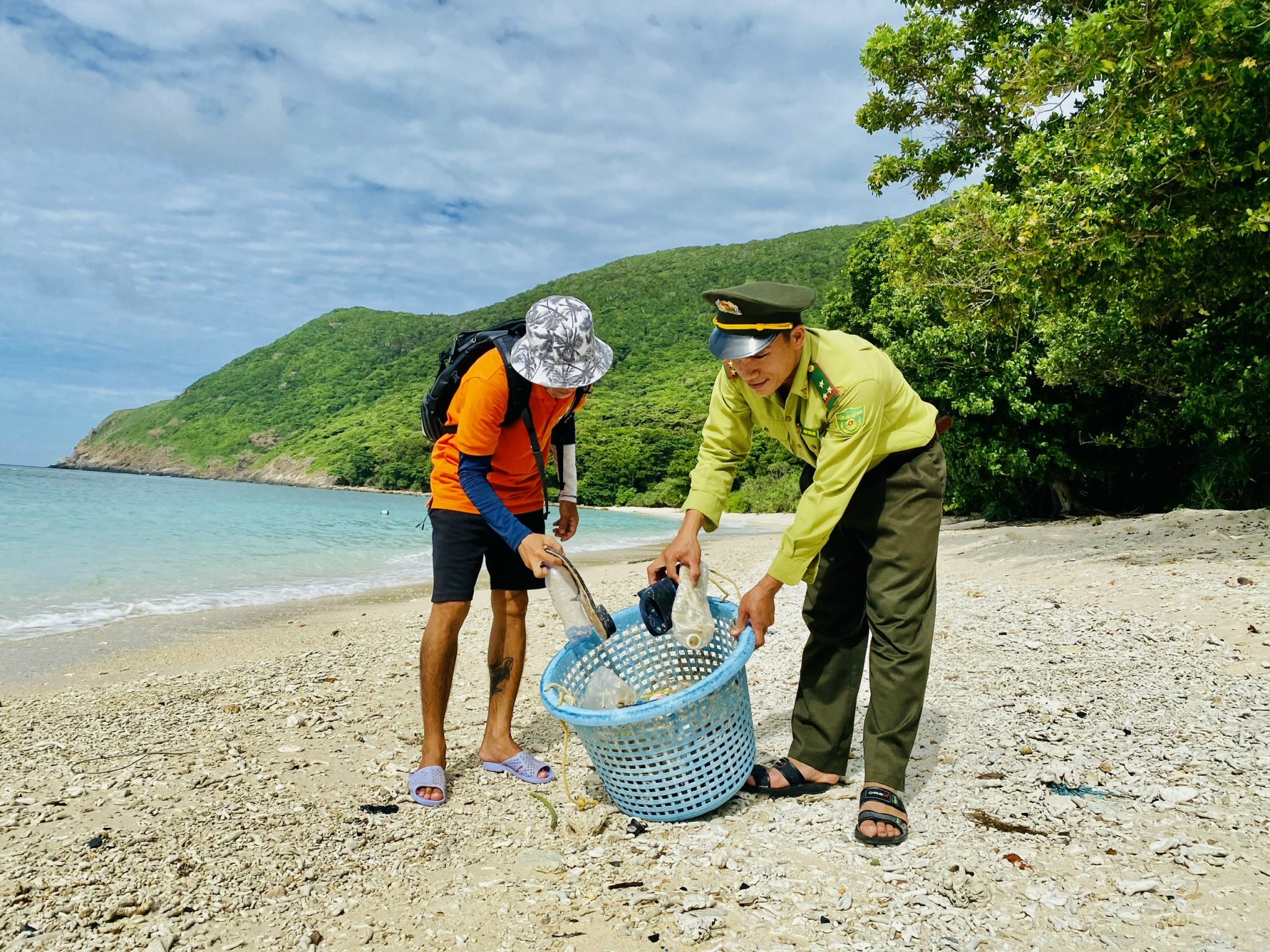 Nhân viên kiểm lâm và du khách thu gom rác trên Bãi Dương (hòn Bảy Cạnh, huyện Côn Đảo). 