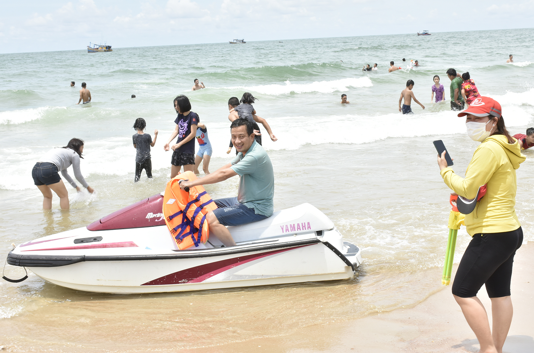 Du khách vui chơi tại bãi tắm Hồ Tràm, xã Phước Thuận, huyện Xuyên Mộc. Ảnh: ĐĂNG KHOA