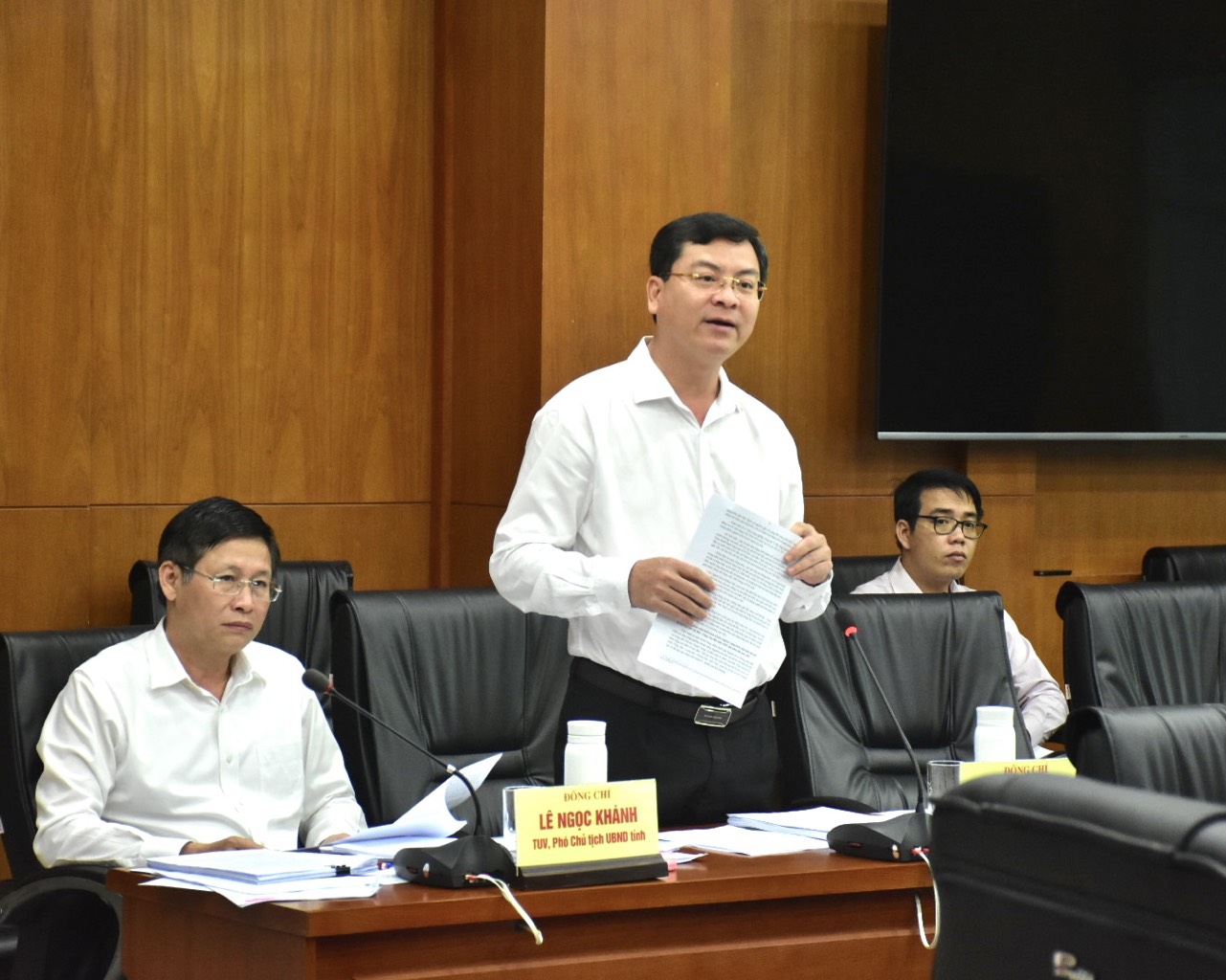 Ông Nguyễn Công Vinh, Phó Chủ tịch UBND tỉnh báo cáo làm rõ một số nội dung về định hướng phát triển và đề xuất của tỉnh với Đoàn công tác và Bộ Kế hoạch-Đầu tư.