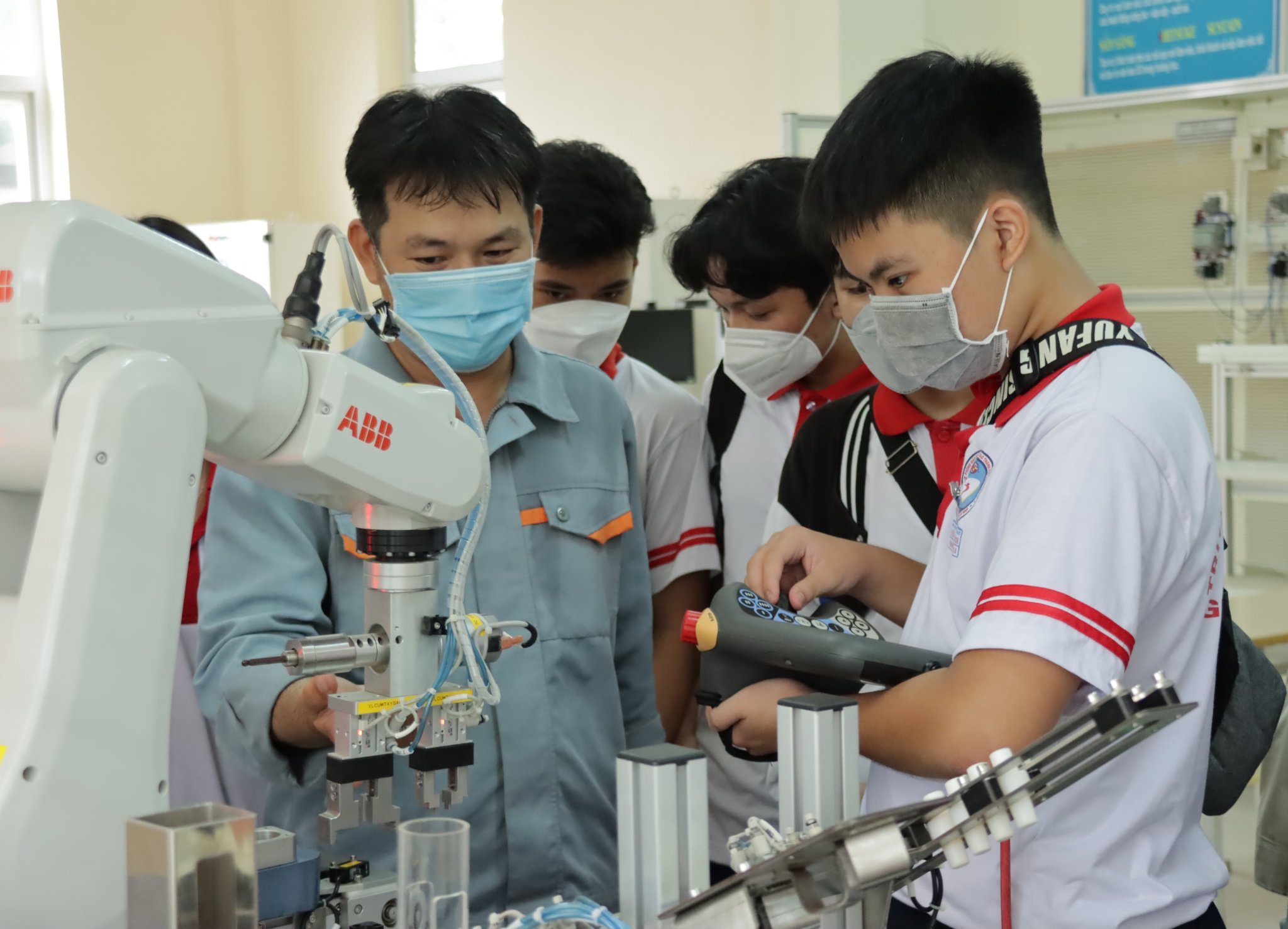 HS THCS tham quan trải nghiệm tại Trường CĐ Kỹ thuật Công nghệ BR-VT. Ảnh: Khánh Chi 