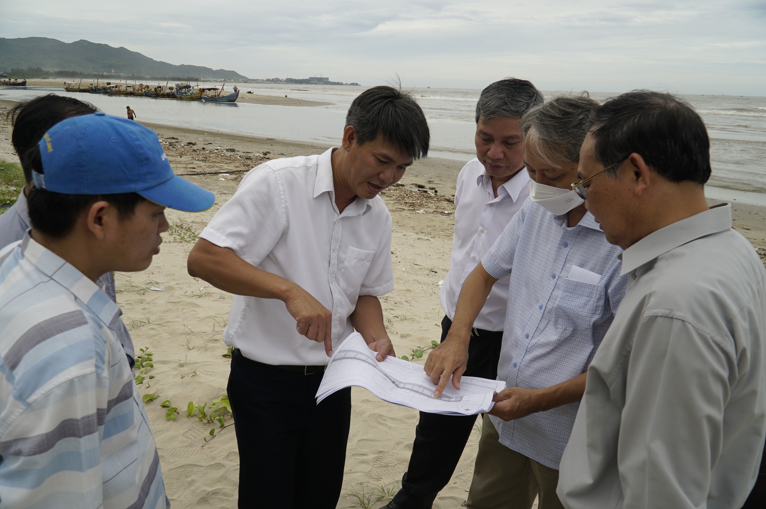 Đoàn giám sát do ông Trần Văn Lợi, Phó Chủ tịch Ủy ban MTTQ Việt Nam tỉnh làm Trưởng đoàn đi thực tế tại bờ biển xã Phước Hưng, kiểm tra mức độ khả thi của dự án. Ảnh: CÔNG MINH