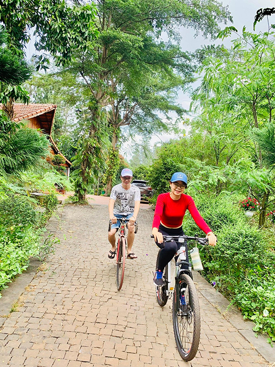 Du khách thích thú đạp xe trong không gian xanh mát của Suối Rao Ecolodge.