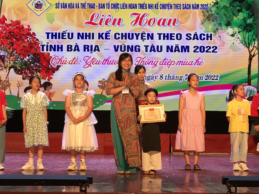 Ban Tổ chức trao giải A cấp TH cho thí sinh Thái Thục Linh (Đội tuyển Thiếu nhi TP. Vũng Tàu) với câu chuyện kể “Nghĩa thầy trò”.