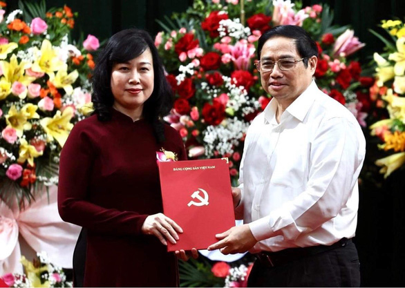 Thủ tướng Phạm Minh Chính trao quyết định cho Quyền Bộ trưởng Đào Hồng Lan - Ảnh: NGUYỄN KHÁNH