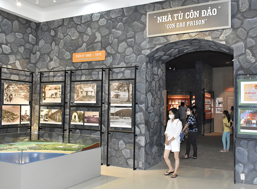 Du khách tham quan Bảo tàng tỉnh. Trong ảnh: Khu vực tái hiện Nhà tù Côn Đảo tại Bảo tàng tỉnh.