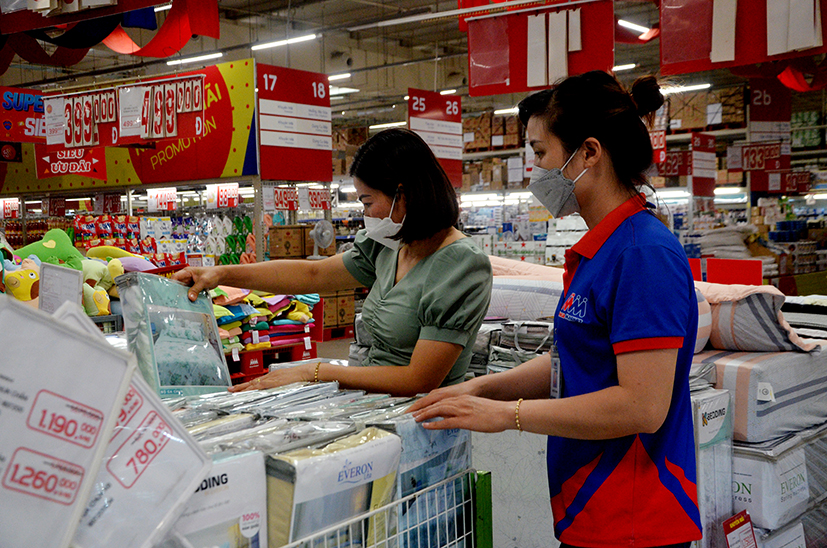 Khách hàng chọn mua chăn, drap tại MM Mega Market Vũng Tàu.