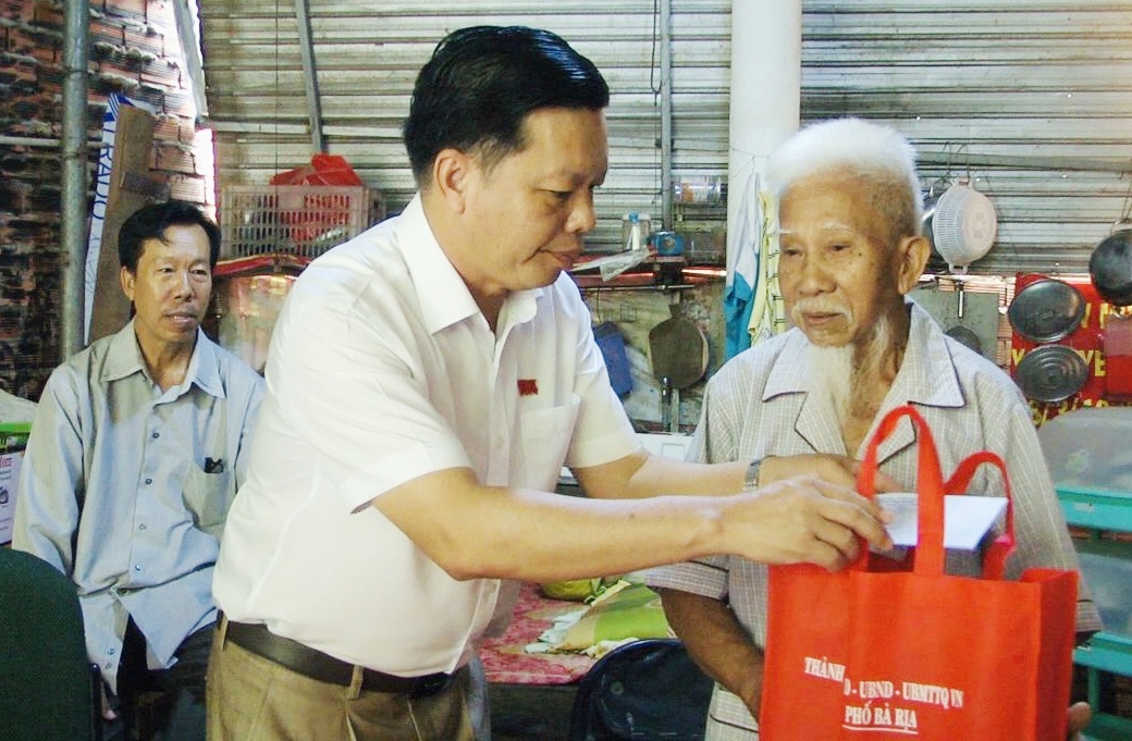 Ông Trần Thanh Dũng, Chủ tịch UBND TP. Bà Rịa thăm, tặng quà gia đình chính sách, người có công trên địa bàn phường Long Hương.