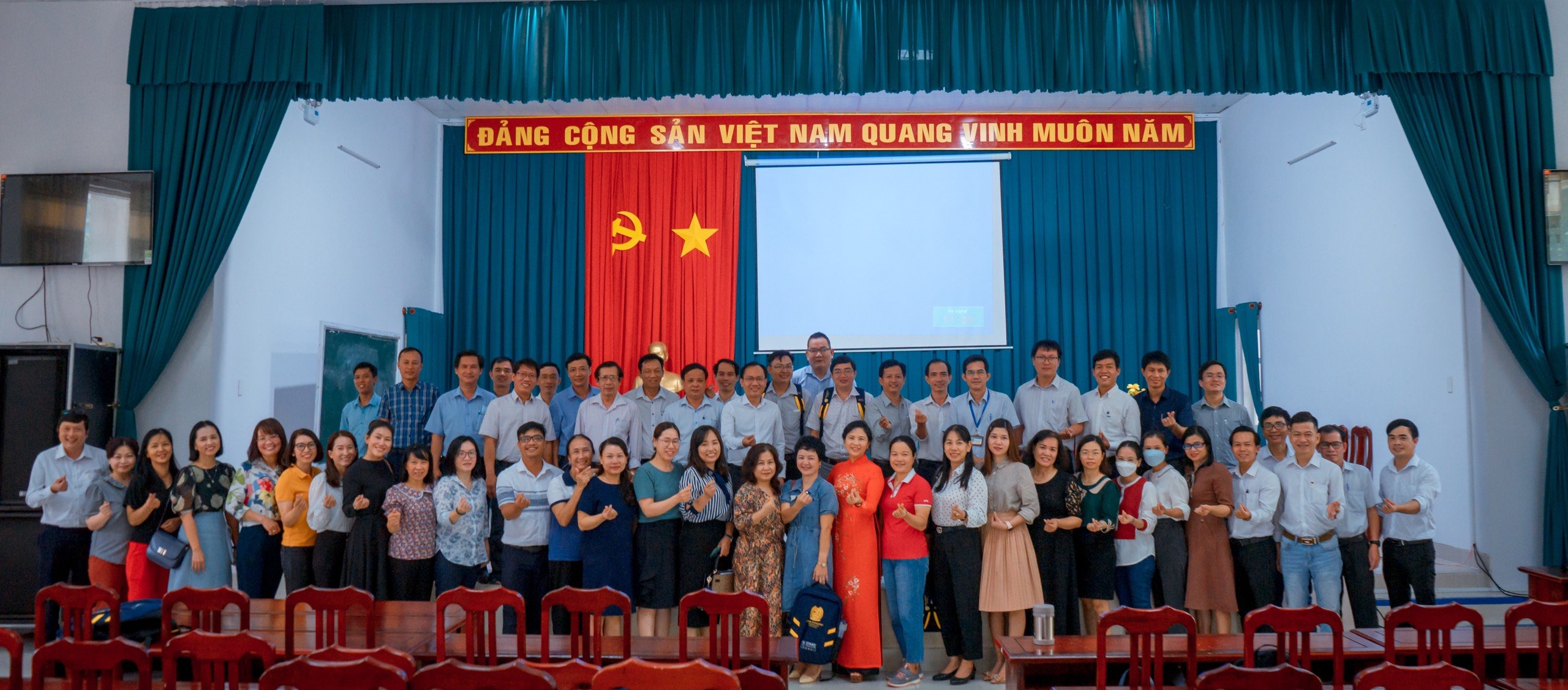 PGS.TS.LS. Nguyễn Thị Hoài Phương, Q. Hiệu trưởng Trường Đại học Bà Rịa - Vũng Tàu chụp hình lưu niệm với lãnh đạo Sở GD-ĐT, lãnh đạo 42 cơ sở giáo dục trên địa bàn tỉnh.