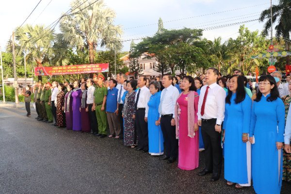 Các đại biểu thực hiện nghi thức chào cờ tại khu vực cột cờ, đường Tôn Đức Thắng, huyện Côn Đảo. 