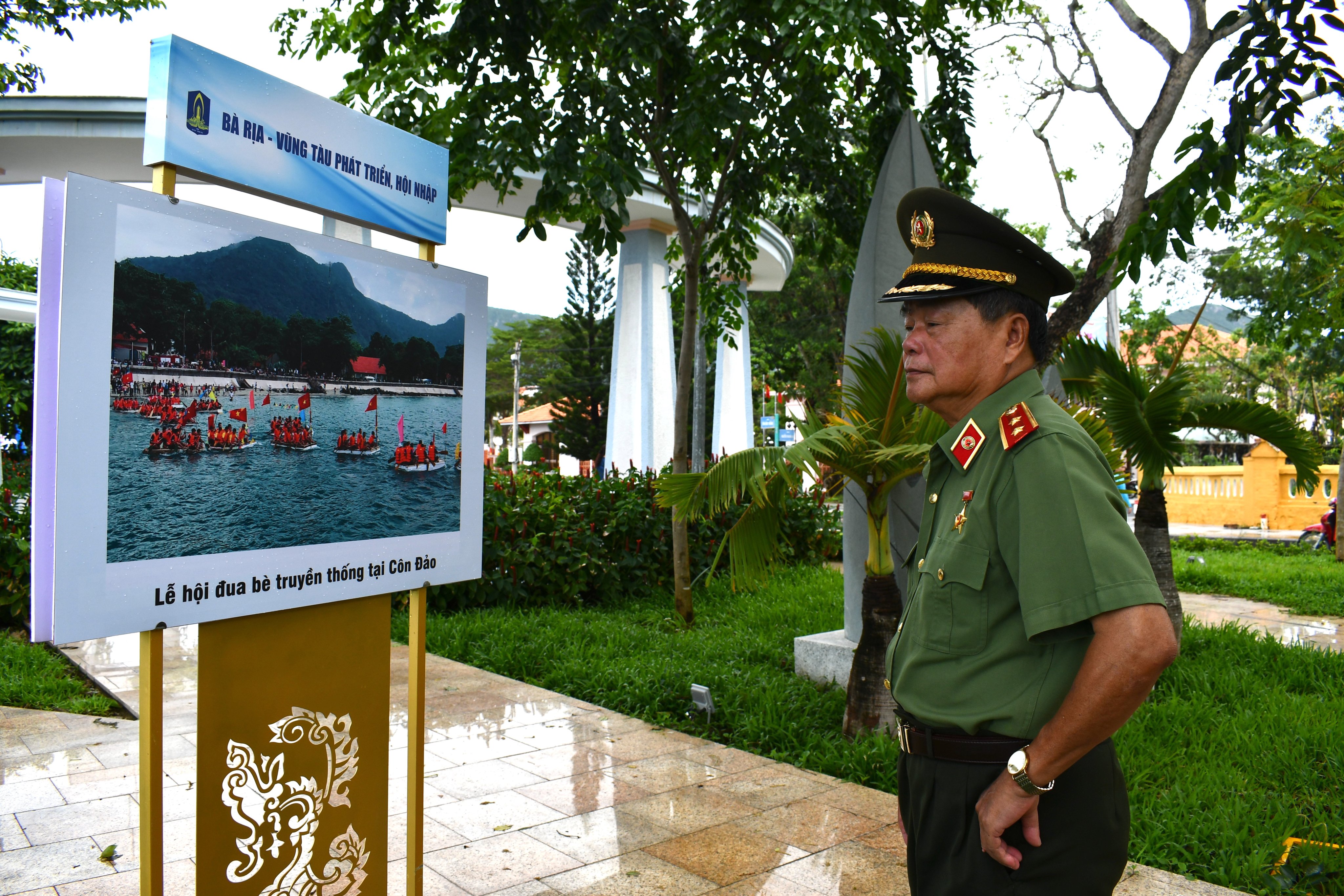Trung tướng, Anh hùng LLVTND Châu Văn Mẫn tham quan triển lãm.