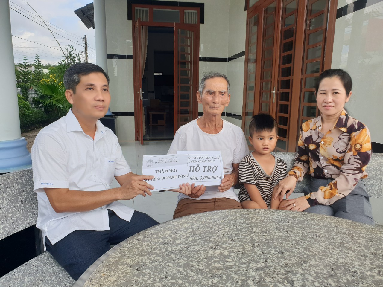 Ông Nguyễn Kế Toại, Phó Chủ tịch Ủy ban MTTQ Việt Nam tỉnh trao tiền hỗ trợ đến gia đình ông Lê Cường.