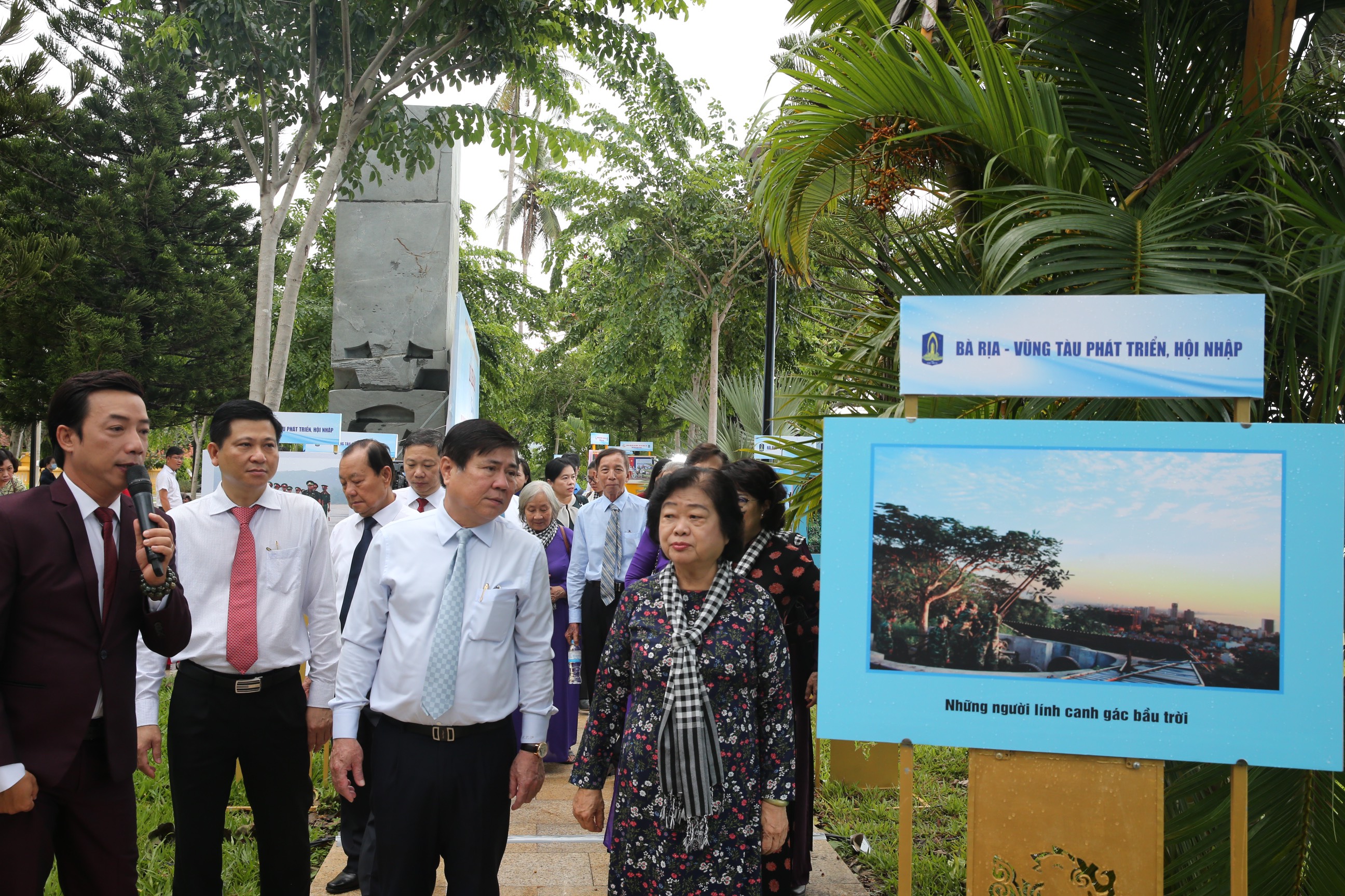 Các đại biểu TP. Hồ Chí Minh và tỉnh Bà Rịa-Vũng Tàu tham quan triển lãm.