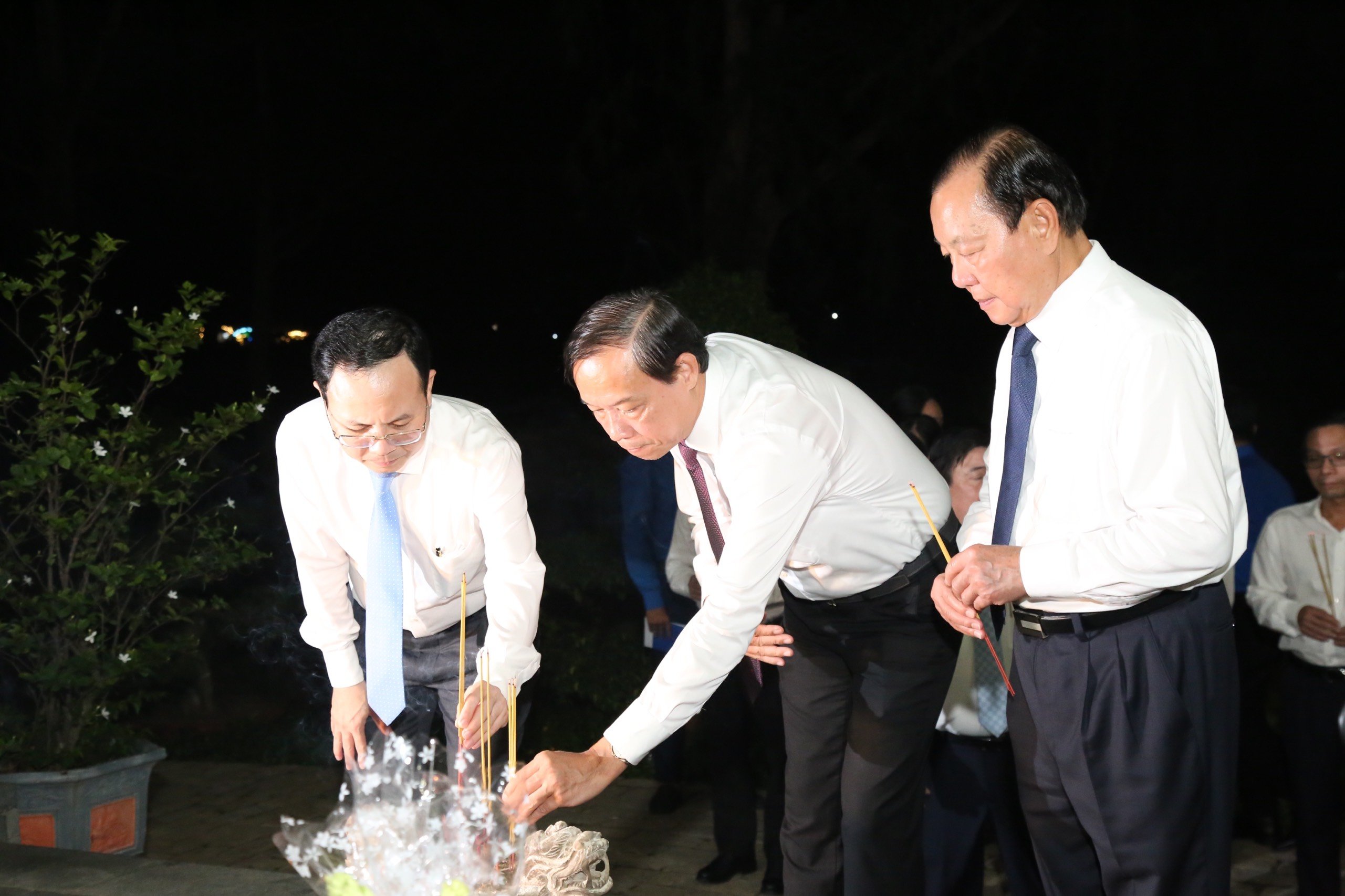 Các đại biểu thắp hương tại phần mộ cố Tổng Bí thư Lê Hồng Phong. 