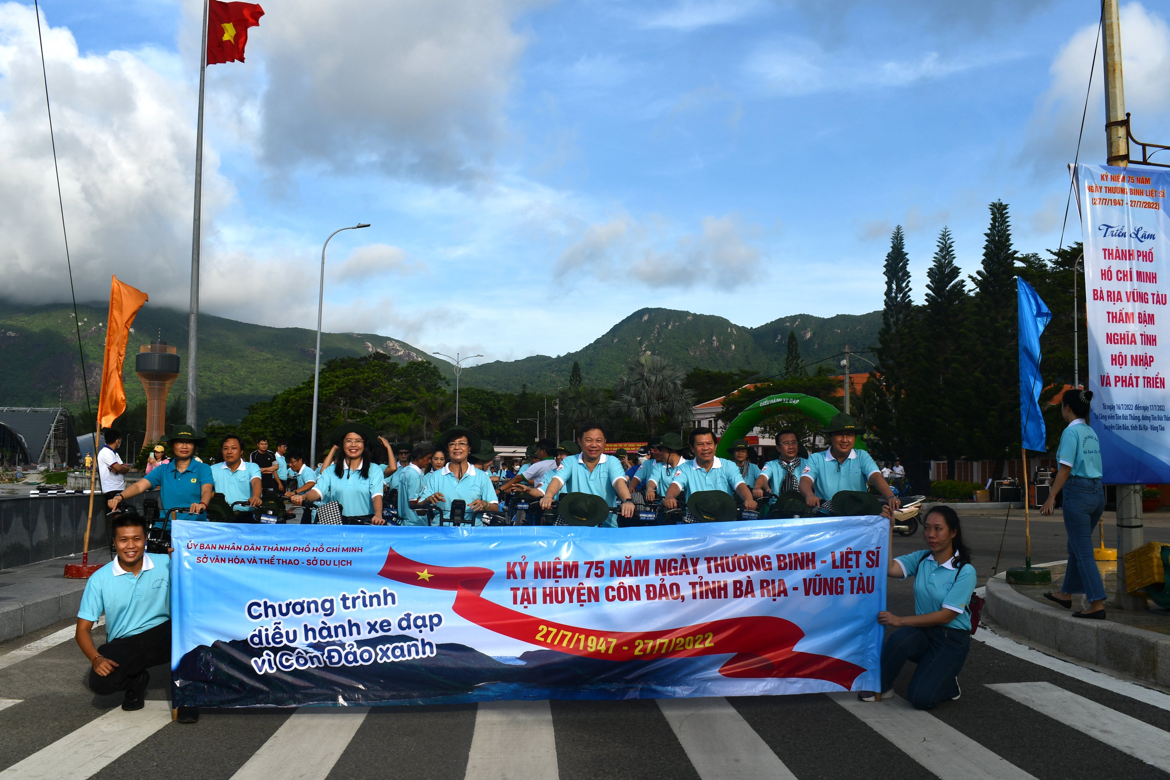 Lãnh đạo TP. Hồ Chí Minh và lãnh đạo tỉnh Bà Rịa-Vũng Tàu diễu hành bằng xe đạp tại huyện Côn Đảo.