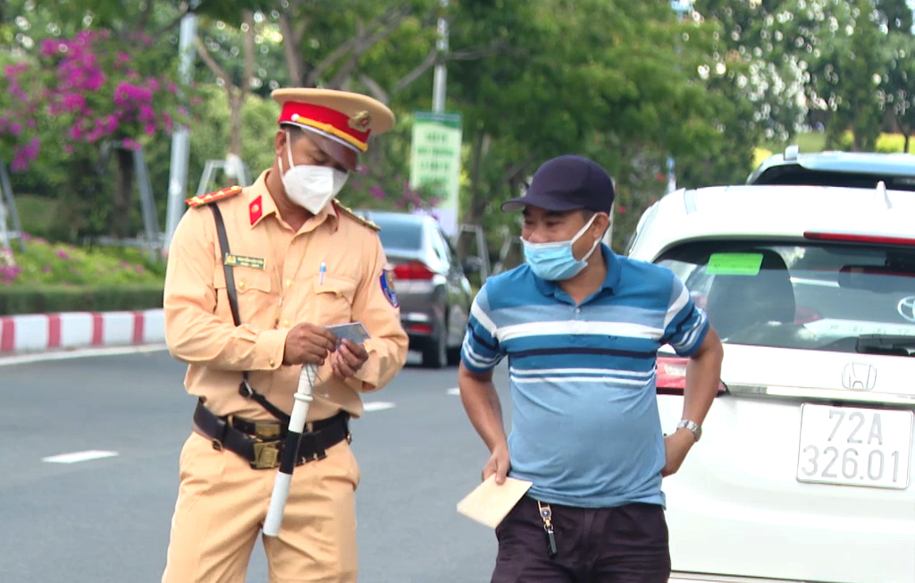 Lực lượng CSGT Công an TP. Vũng Tàu dừng kiểm tra giấy tờ một tài xế điều khiển phương tiện ô tô.