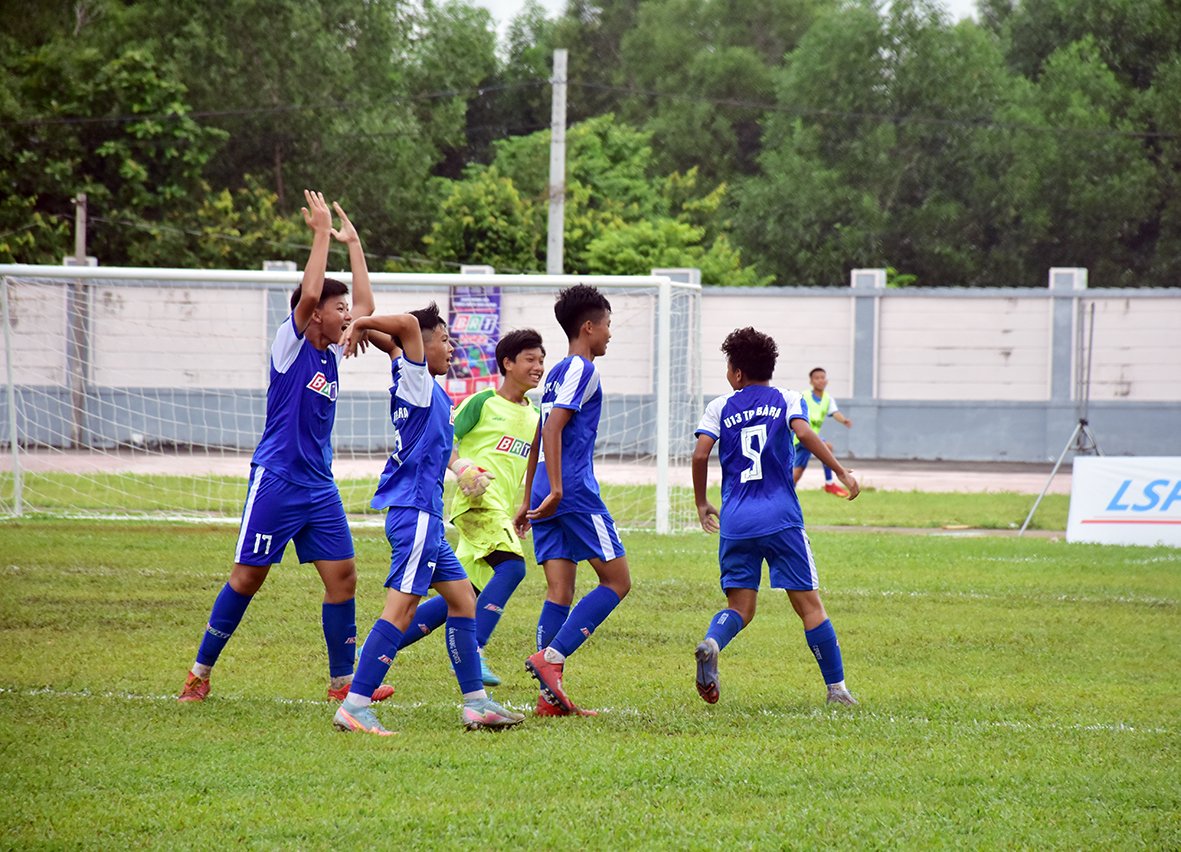  Các cầu thủ U13 Bà Rịa mừng bàn thắng trong trận chung kết với U13 Châu Đức.