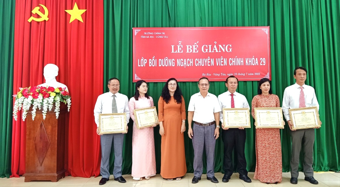 Thạc sĩ Ngô Thị Liên, Hiệu trưởng Trường chính trị tỉnh và ông Huỳnh  Bách Chiến, Phó Trưởng Ban Tổ chức Tỉnh ủy, trao chứng chỉ cho học viên.