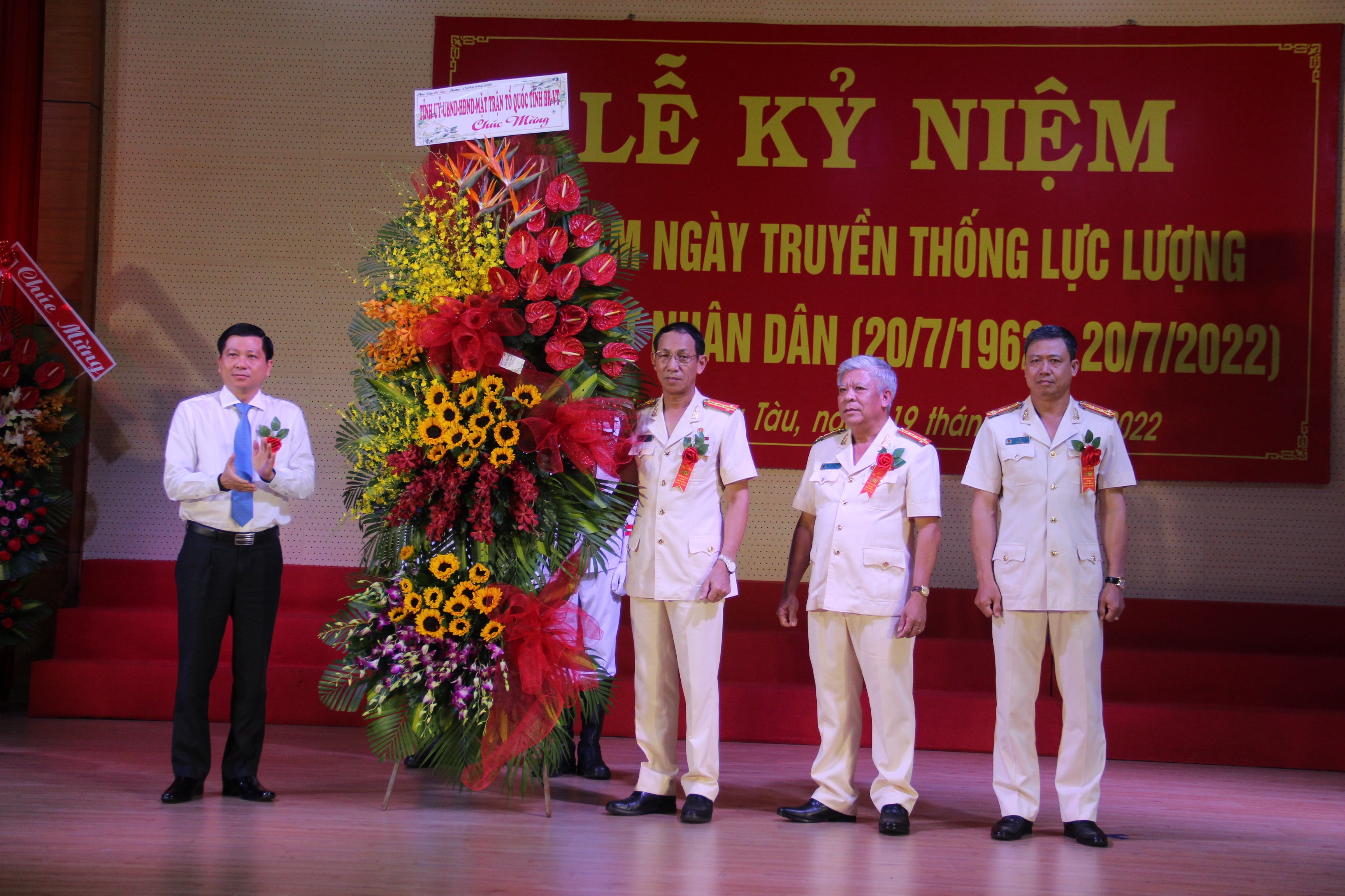 Trần Văn Tuấn, Uỷ viên Ban thường vụ Tỉnh uỷ, Phó Chủ tịch UBND tỉnh tặng hoa chúc mừng lực lượng CSND