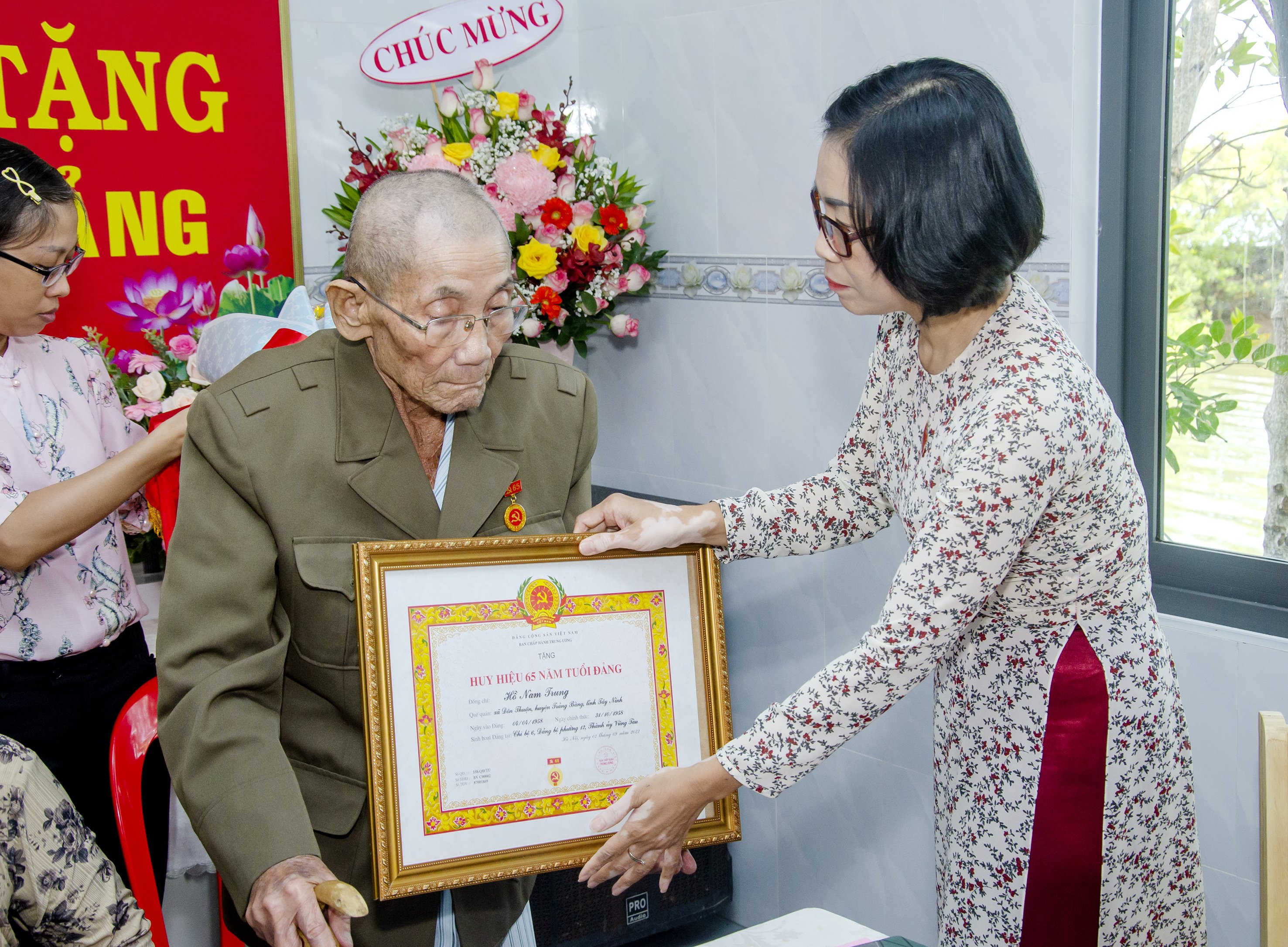 Bà Lê Thị Thanh Bình, Phó Bí thư Thường trực Thành ủy, Chủ tịch HĐND TP. Vũng Tàu trao Huy hiệu 65 năm tuổi Đảng cho đảng viên Hồ Nam Trung (đảng viên Chi bộ 6, Đảng bộ phường 12).