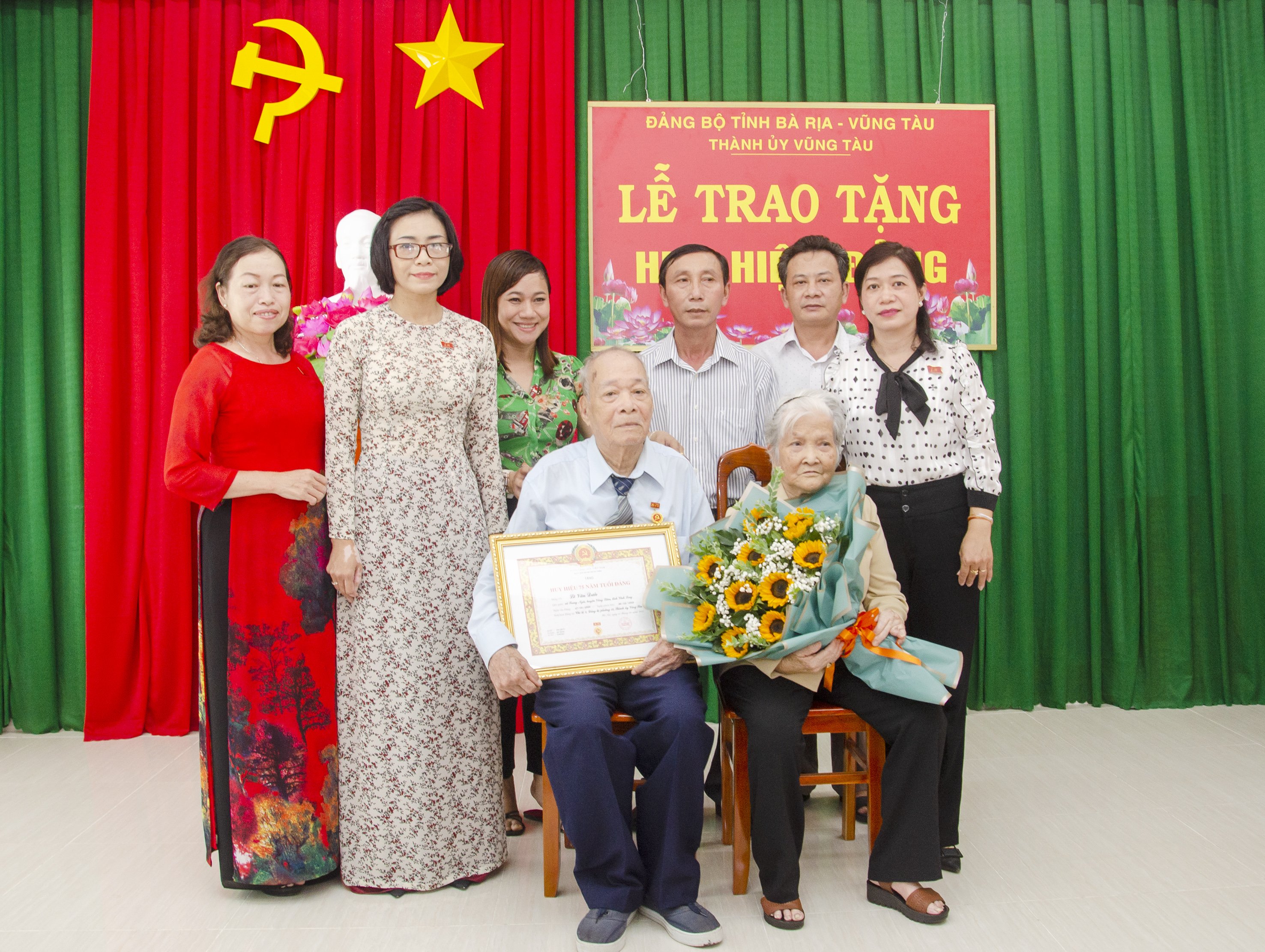 Lãnh đạo Thành ủy Vũng Tàu, Chi bộ 4 Đảng bộ phường 12 trao Huy hiệu 75 năm tuổi Đảng và tặng hoa chúc mừng đảng viên Lê Văn Đước.