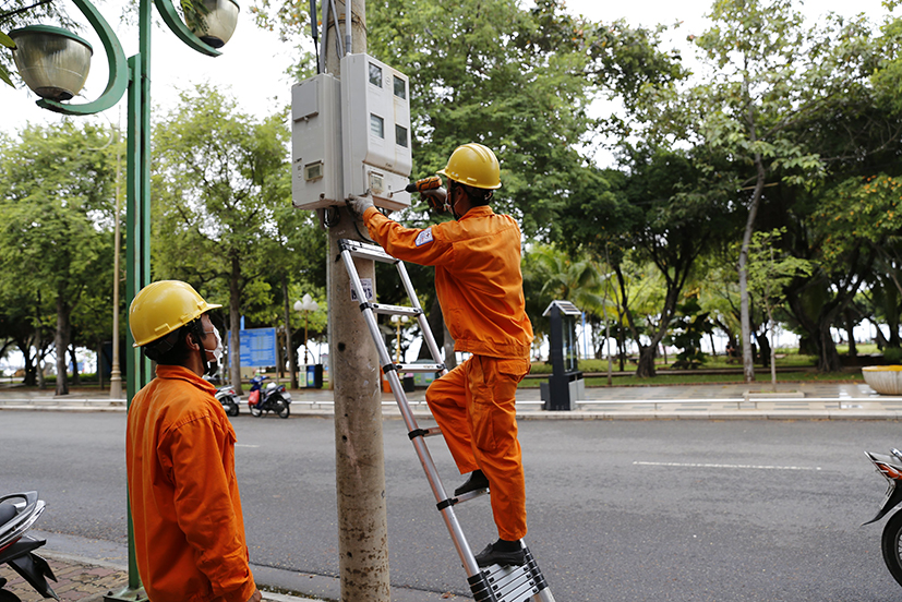 Công nhân Điện lực TP. Vũng Tàu kiểm tra công tơ điện tử.