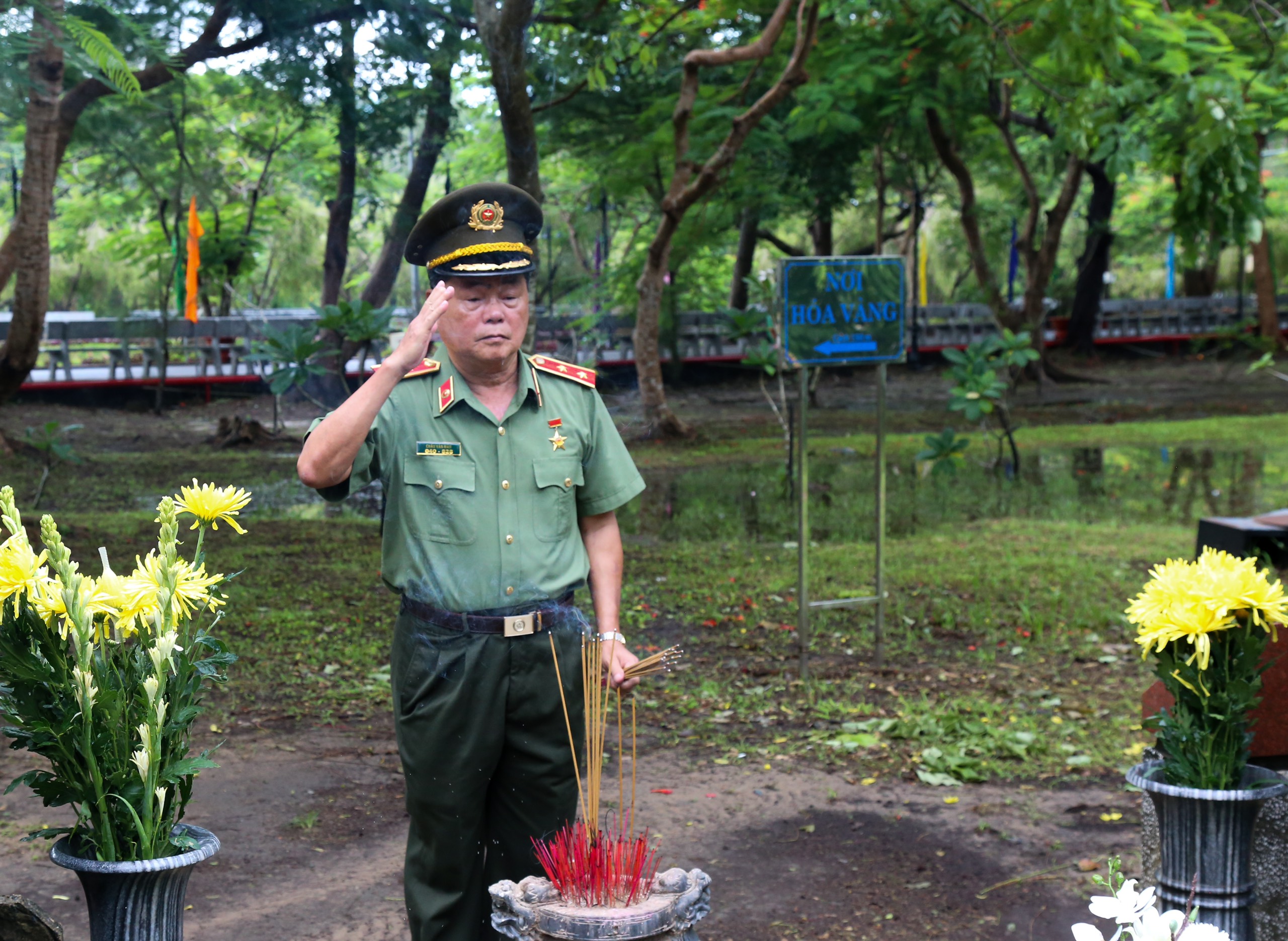 Trung tướng, Anh hùng LLVTND Châu Văn Mẫn thành kính tri ân  trước mộ Anh hùng LLVTND Lưu Chí Hiếu tại Nghĩa trang Hàng Dương.