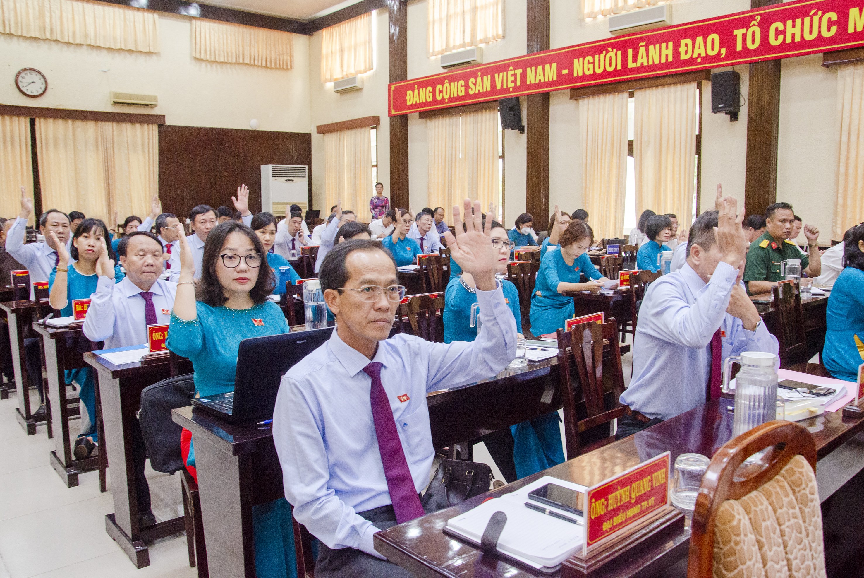 Đại biểu HĐND TP. Vũng Tàu biểu quyết thông qua chương trình Kỳ họp.